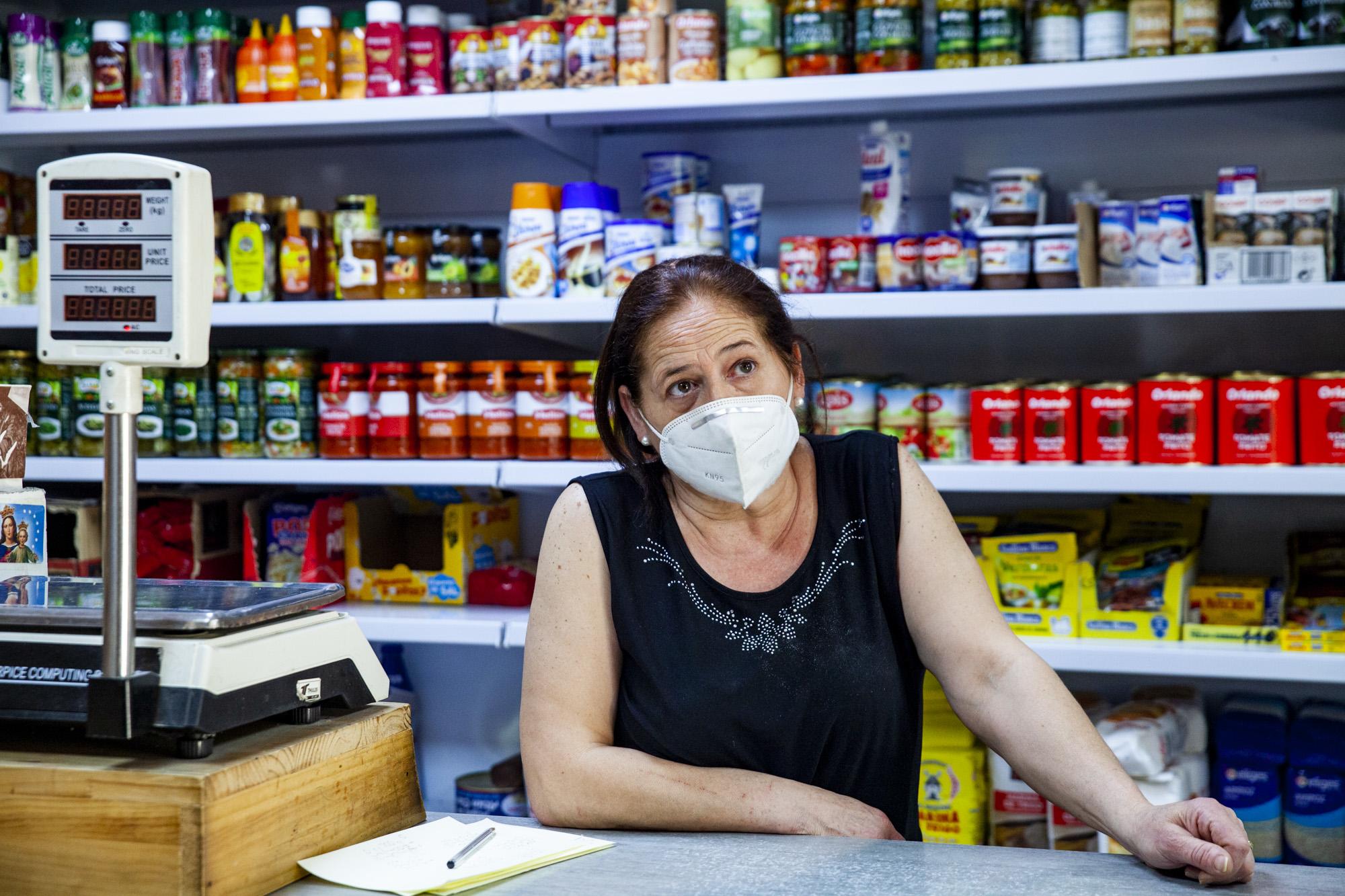 Dueña de una tienda de alimentación en Casería de Montijo en el Distrito Norte de Granada - Distrito Norte 011