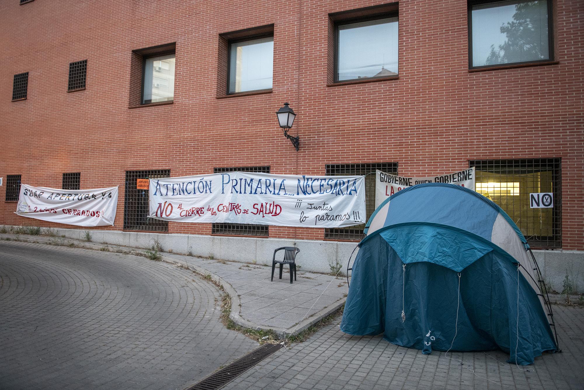 Acampada en el Centro de Salud Los ángeles en Villaverde - 2