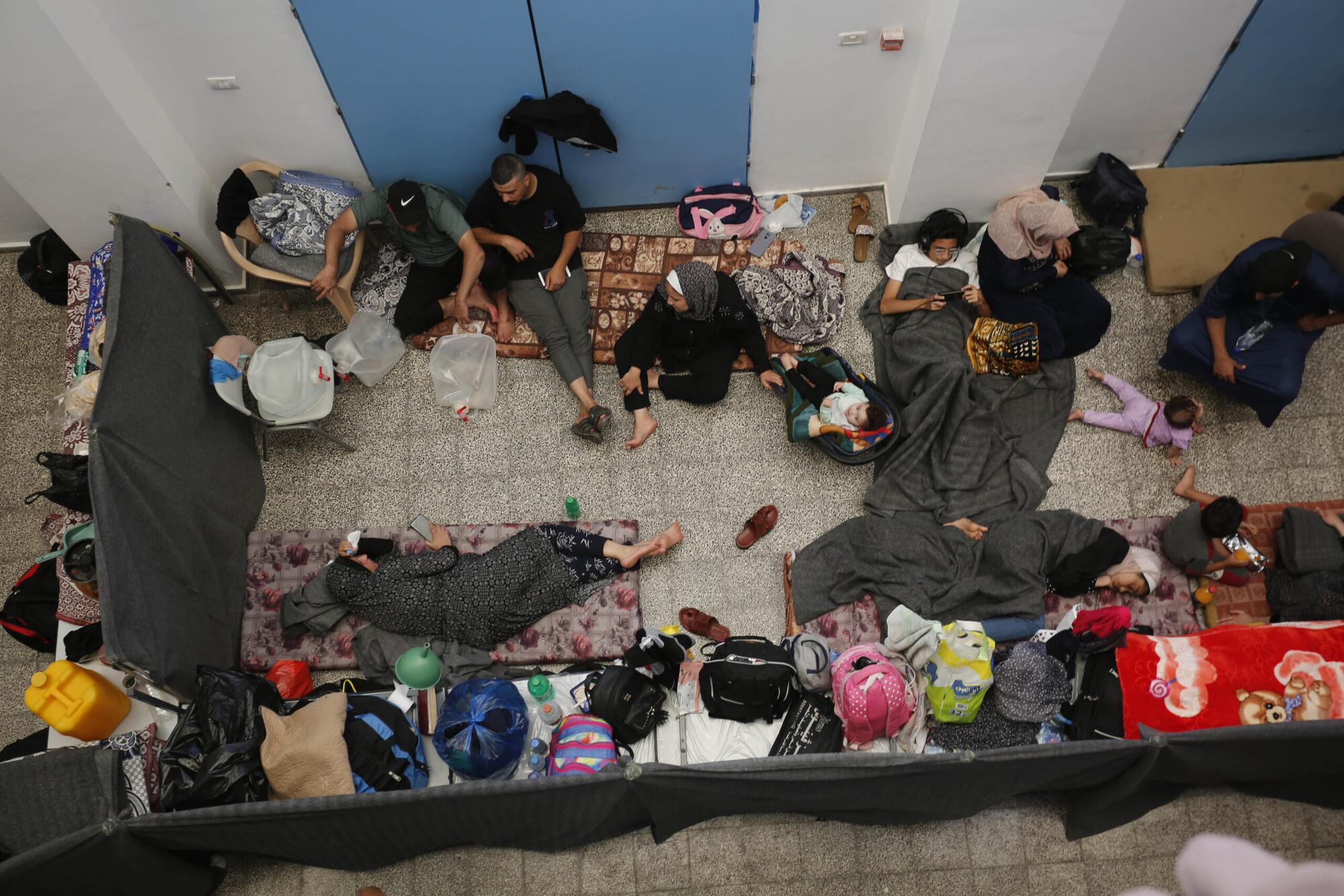 Palestinos buscan refugio en el centro de la UNRWA en Khan Younis, en Gaza. Foto: UNRWA
