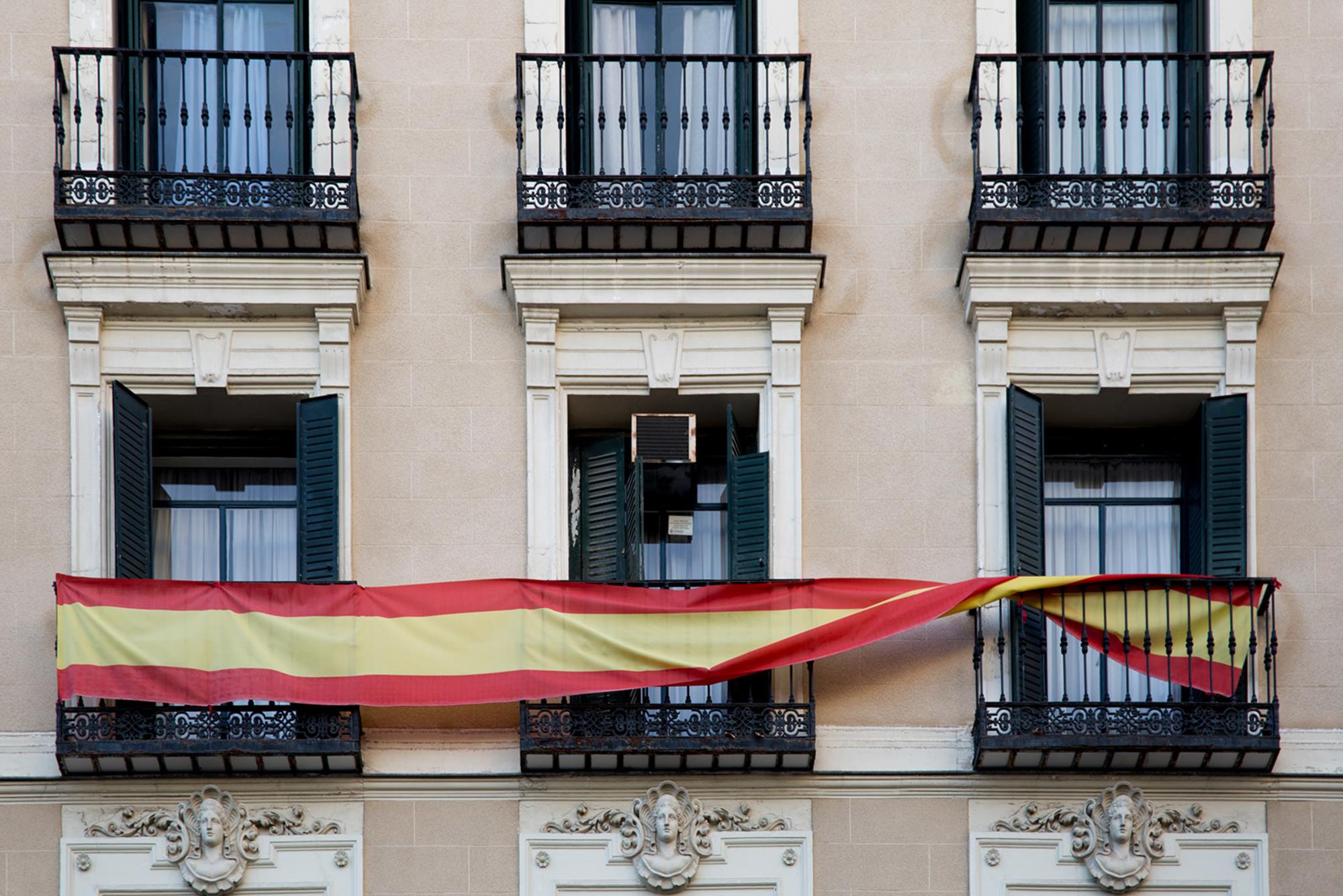 Fachada con banderas de España. Madrid.