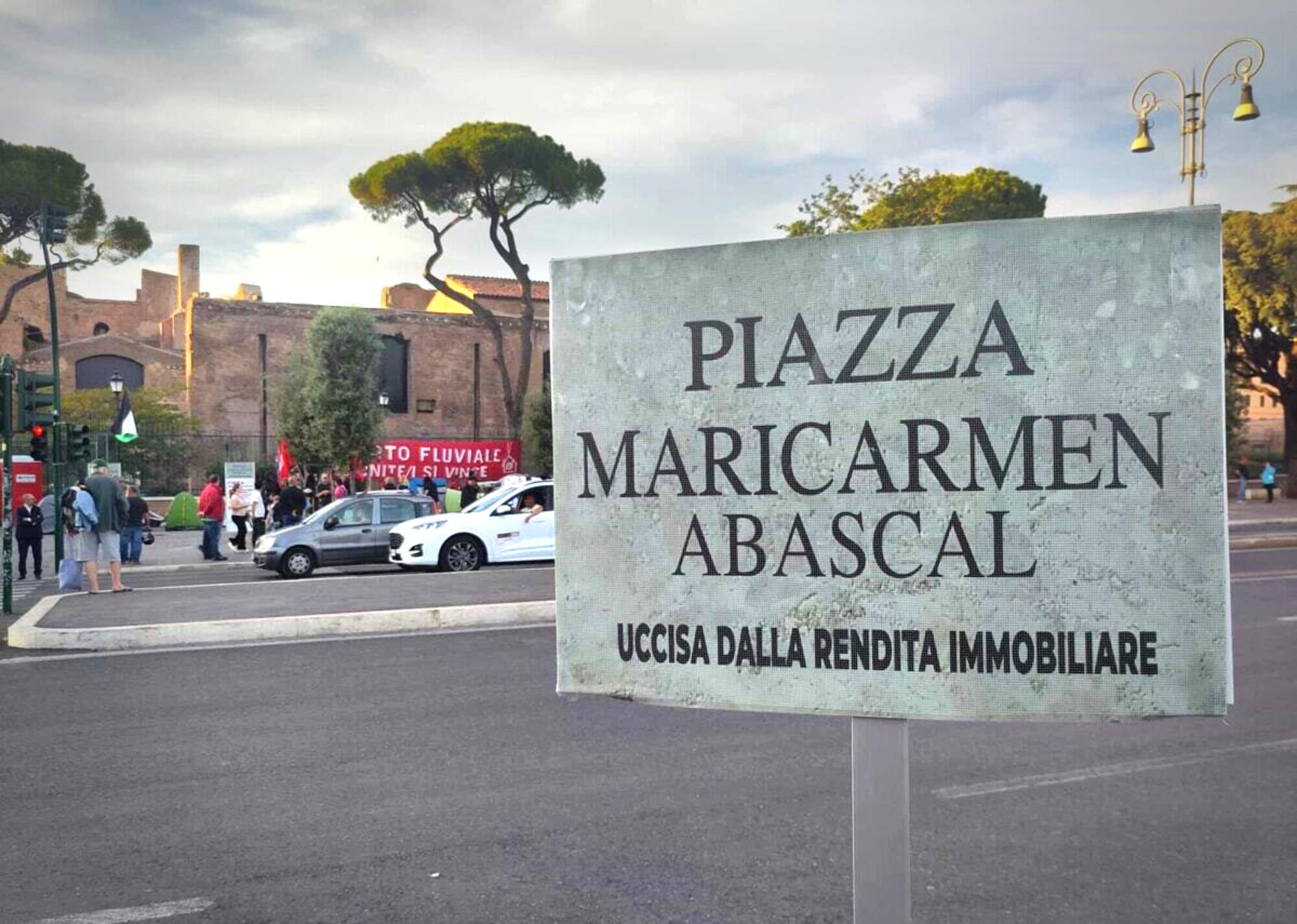 Frente a la estación de Termini, cientos de personas han acampado en la renombrada Piazza Maricarmen Abascal.