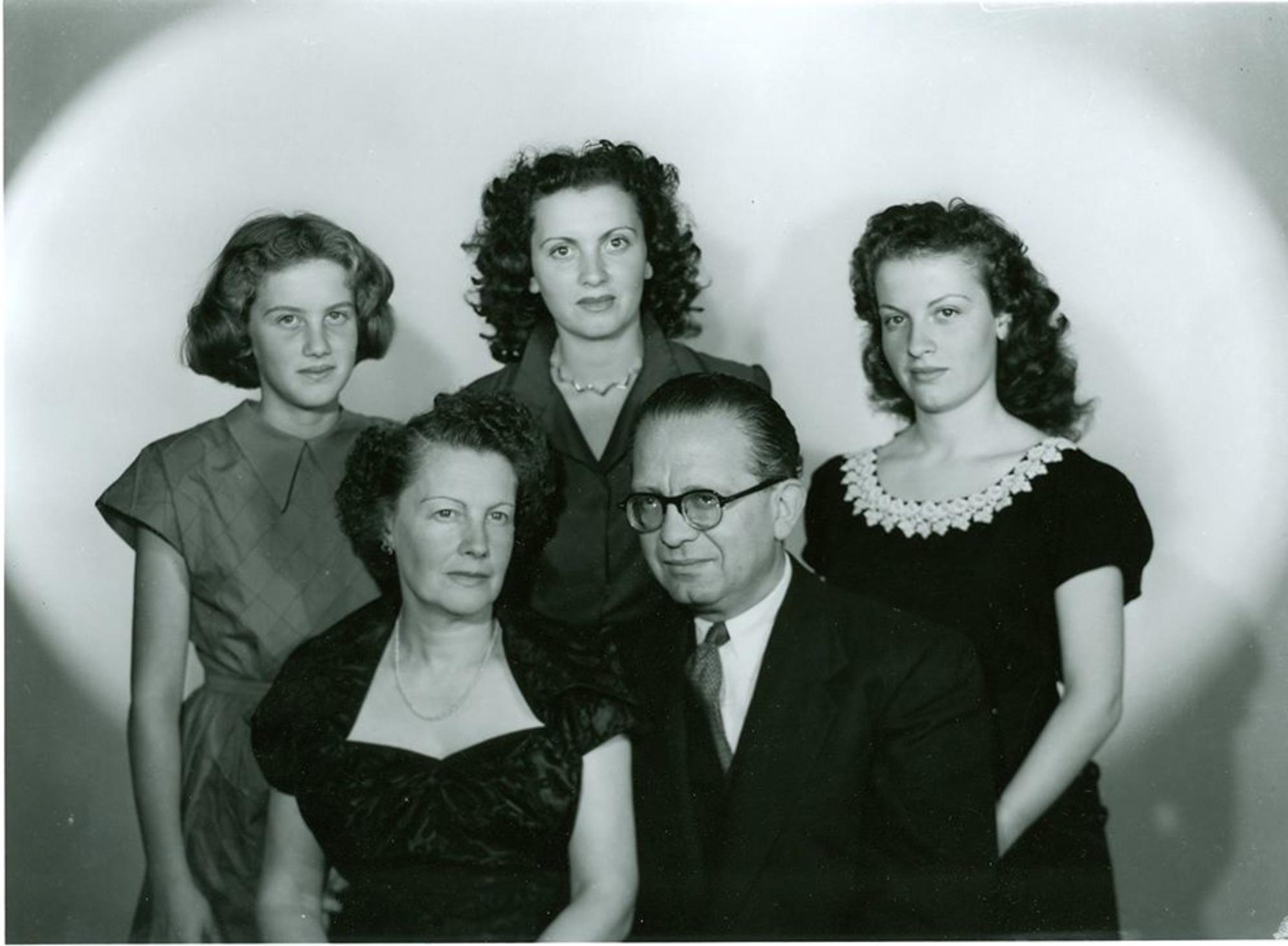 La familia de Max Aub, con Elena en el centro