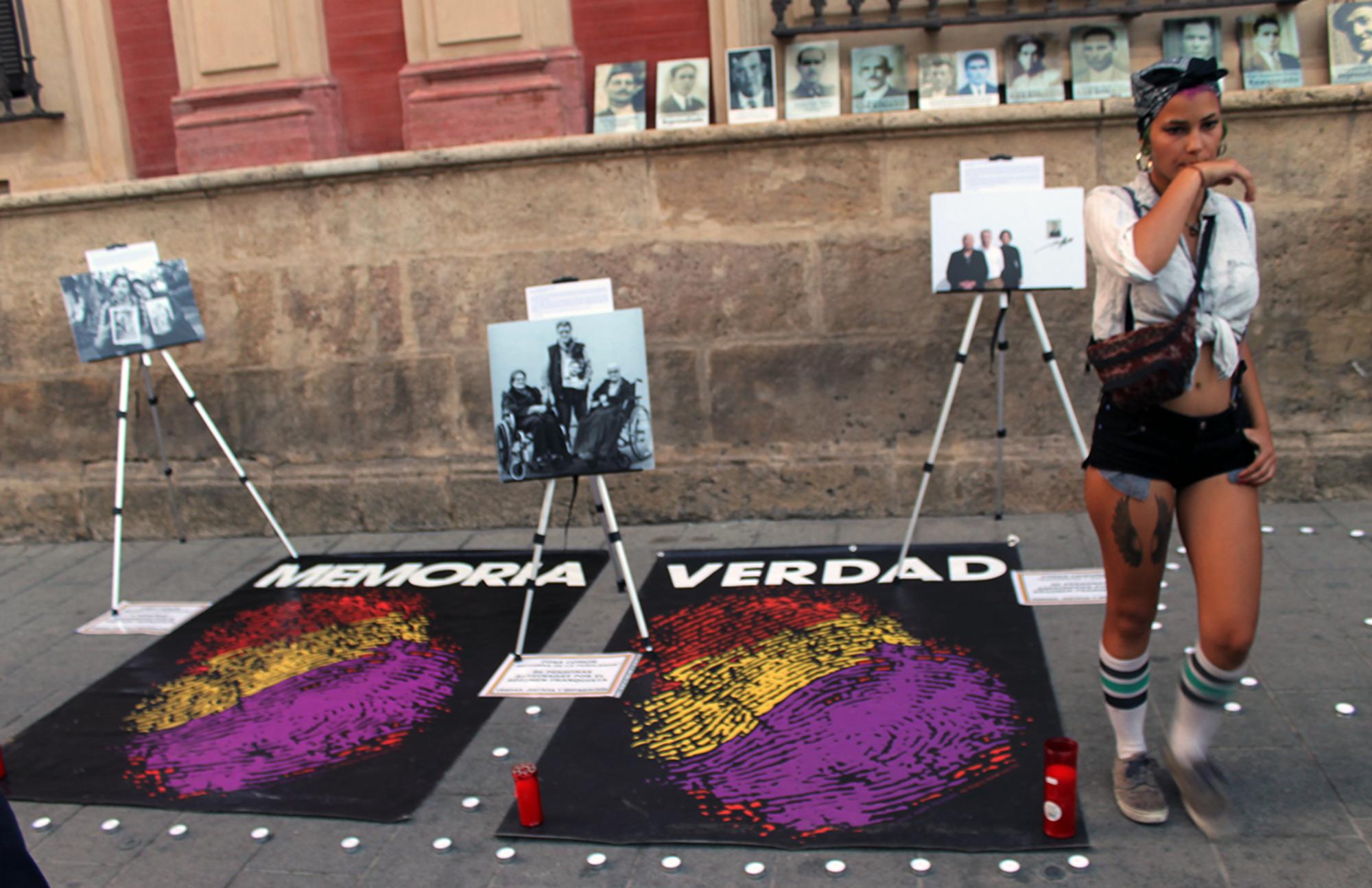 Vigilia antifascista frente a la Basílica de la Macarena