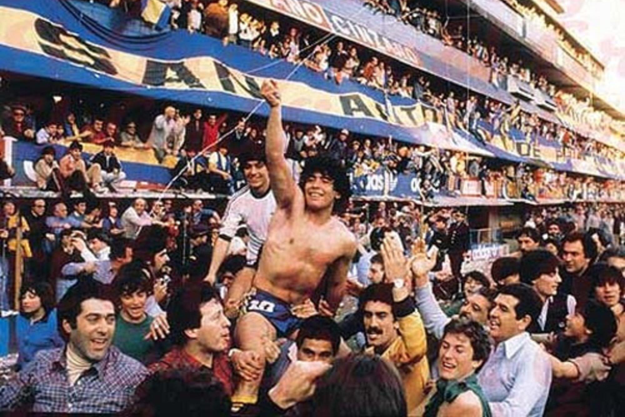 Diego Maradona celebrando la obtención del Torneo Metropolitano de 1981 en La Bombonera
