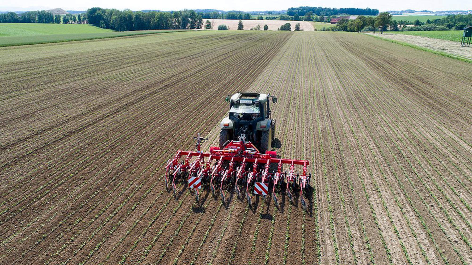 Tractor arando