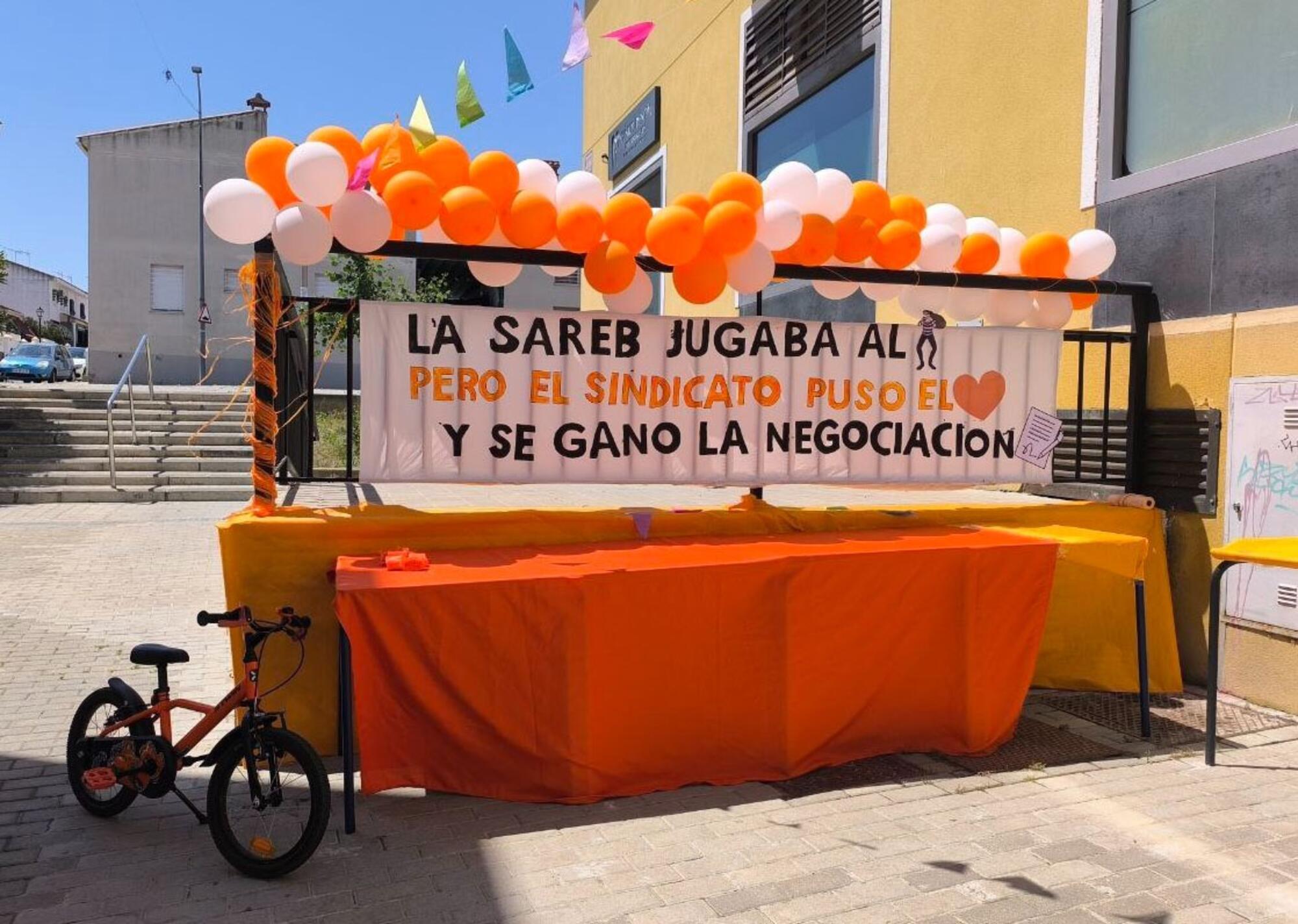Pancarta de celebración de la victoria del bloque de C/Inmaculada, 13, Casarrubuelos, en el sur de la Comunidad de Madrid, contra la Sareb.