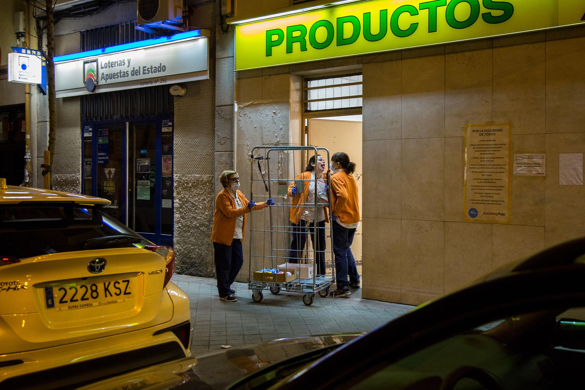 Mujeres trabajadoras de supermercado durante el coronavirus