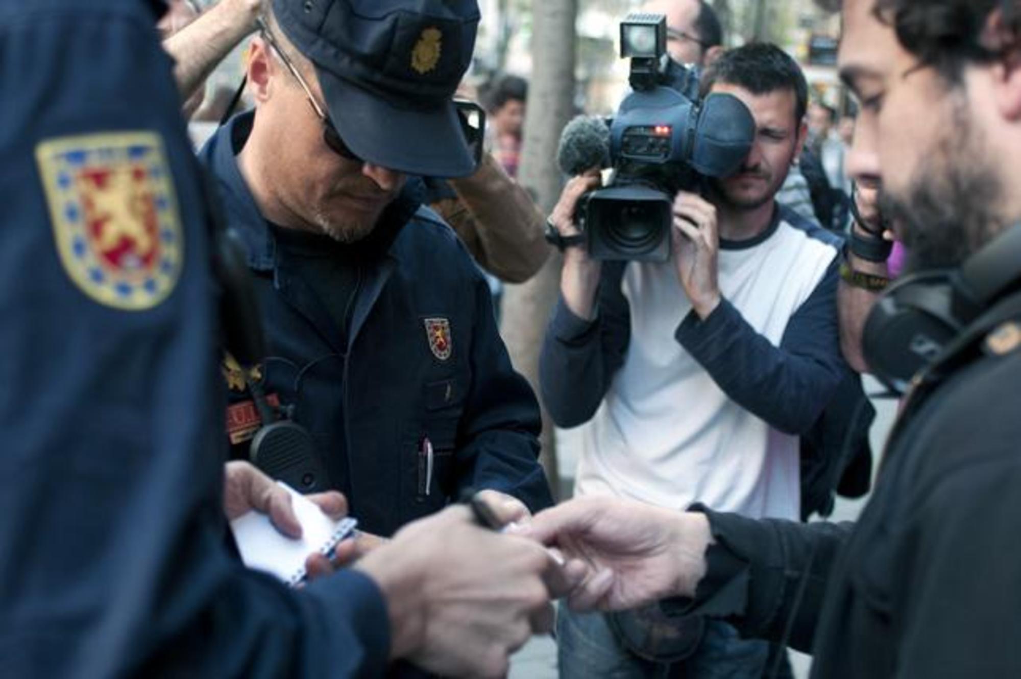 Policía Nacional multa a un manifestante