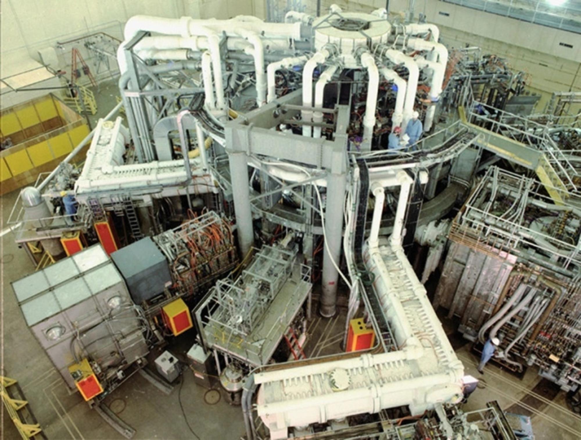 Vista exterior del Tokamak Fusion Test Reactor. Fuente: Beyond Nuclear International