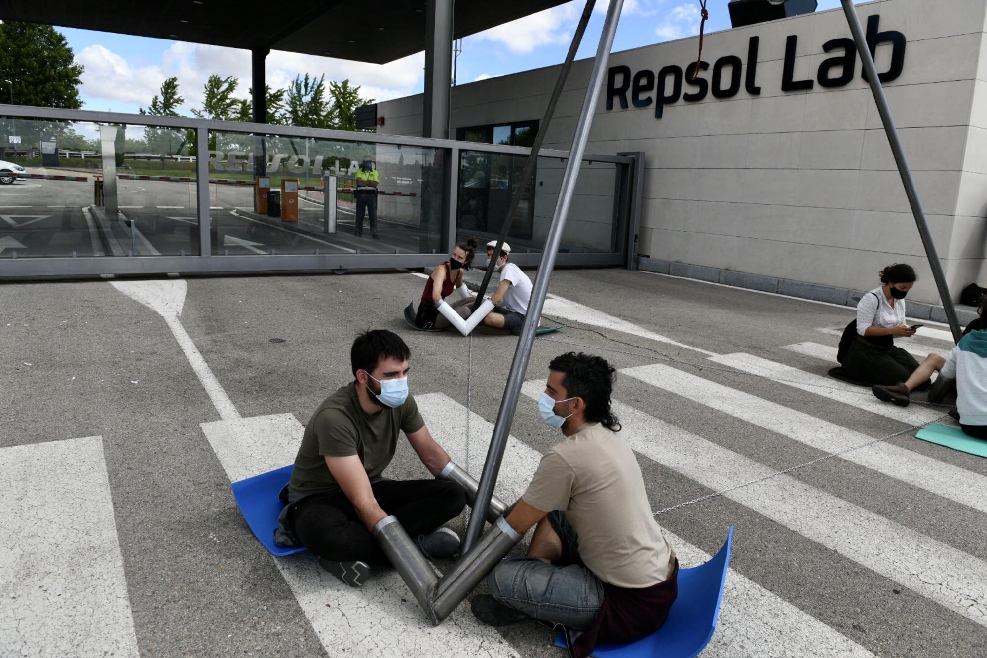 Activistas de Rebelión por el Clima en la acción en la sede de Repsol en Móstoles (Madrid)
