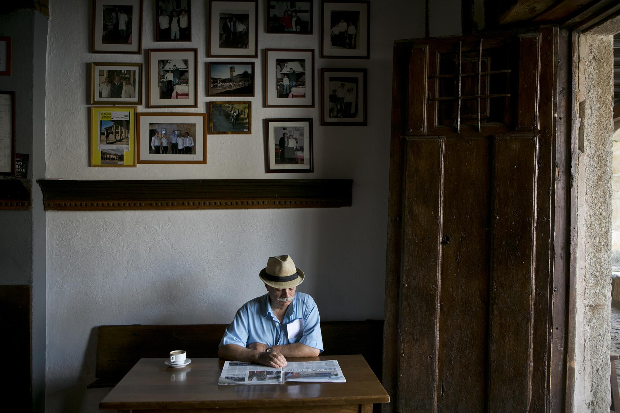 pensionista tomando café