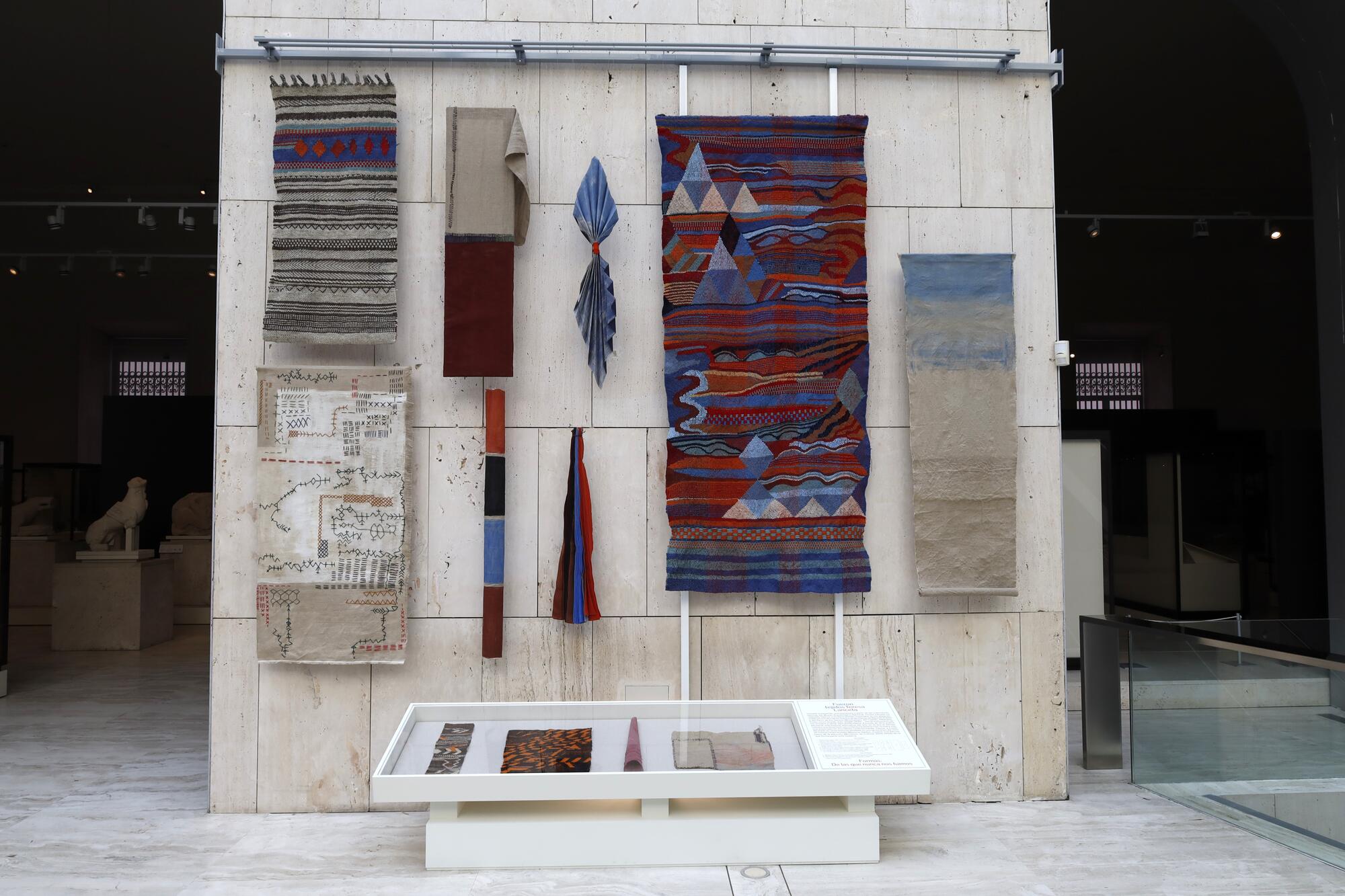 Composición textil de la exposición ‘Fueron tejidos’ de Teresa Lanceta