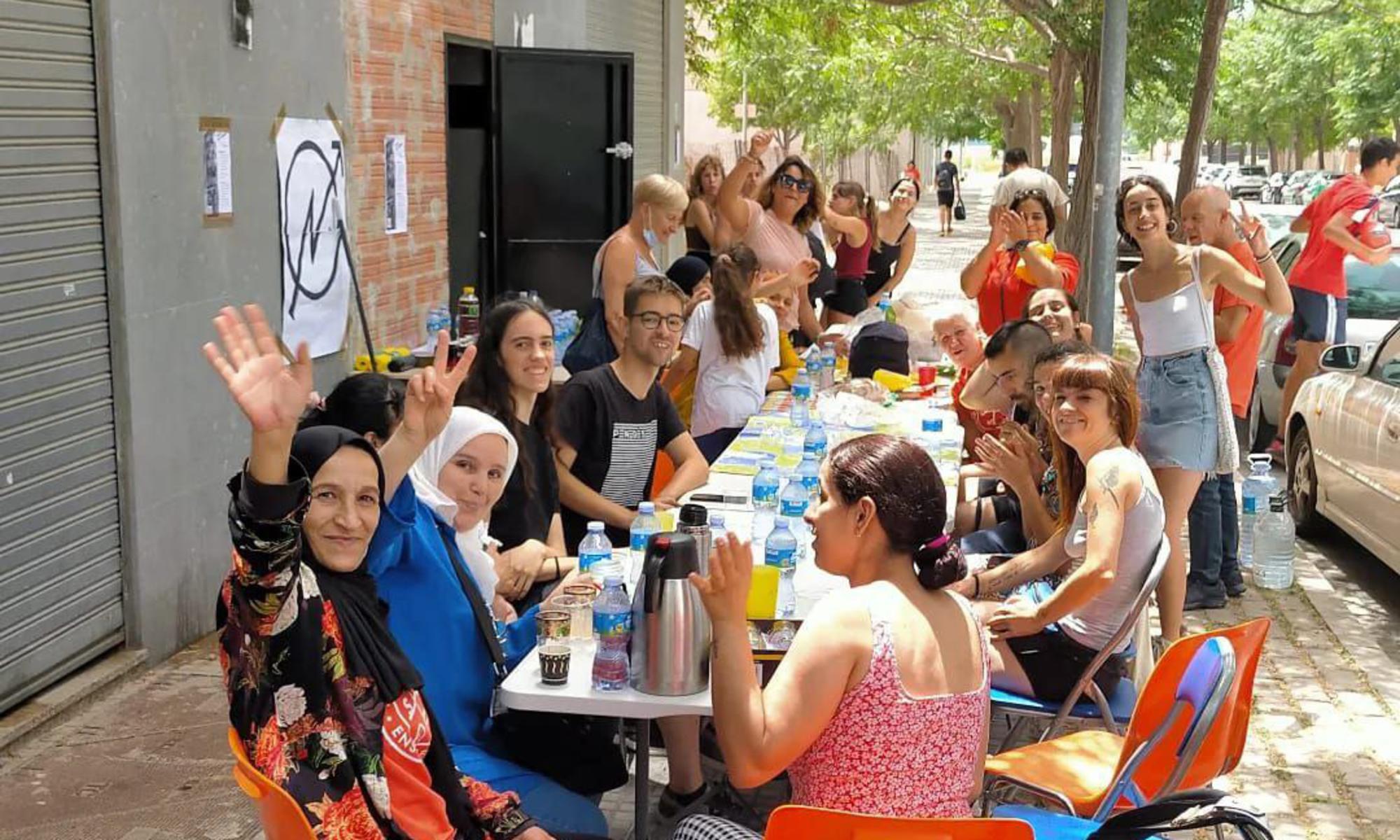 Activistas del Sindicat de Llogaters del Penedès frente al bloque ocupado en Vilafranca.