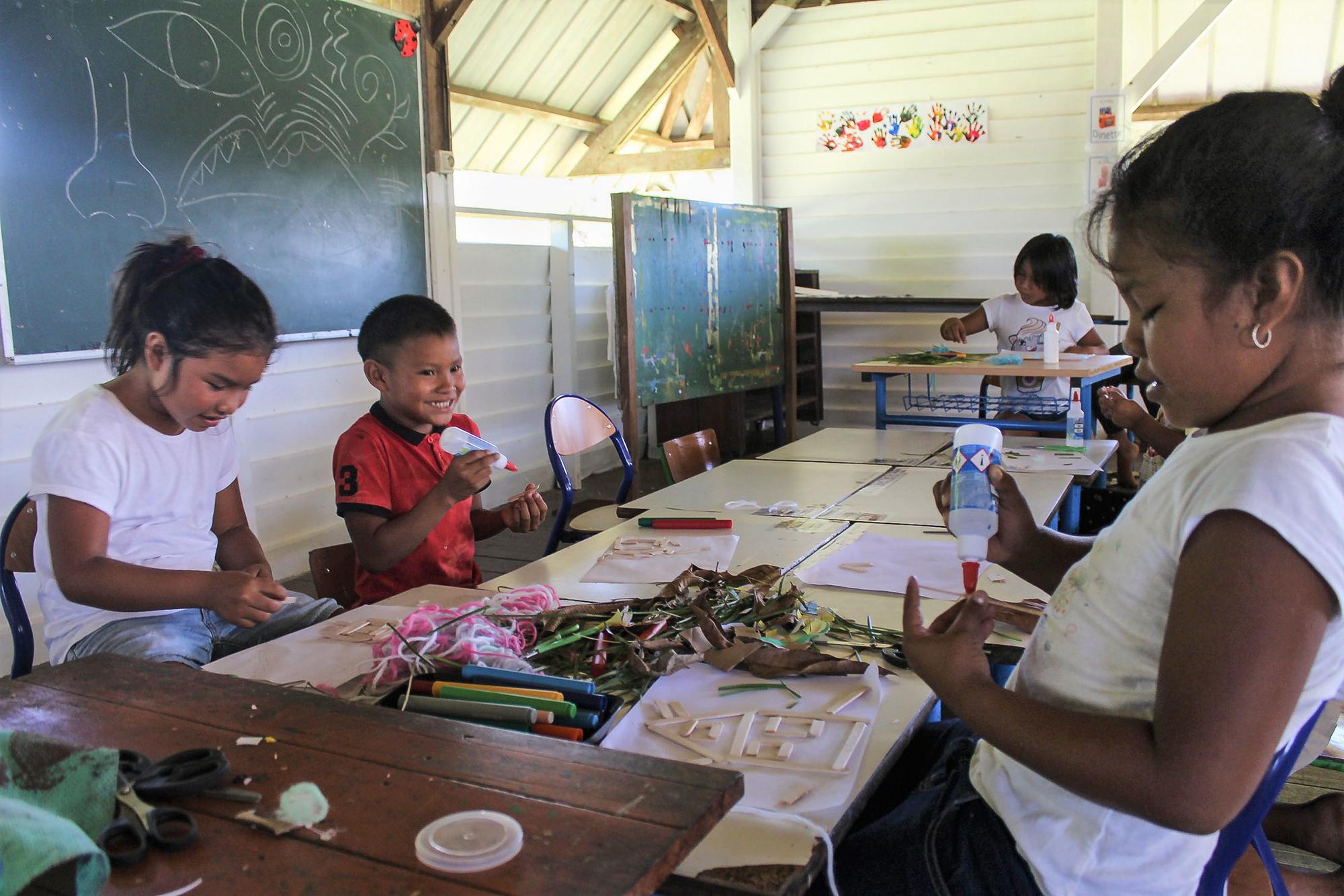 Niños indígenas en un colegio en la Guayana francesa