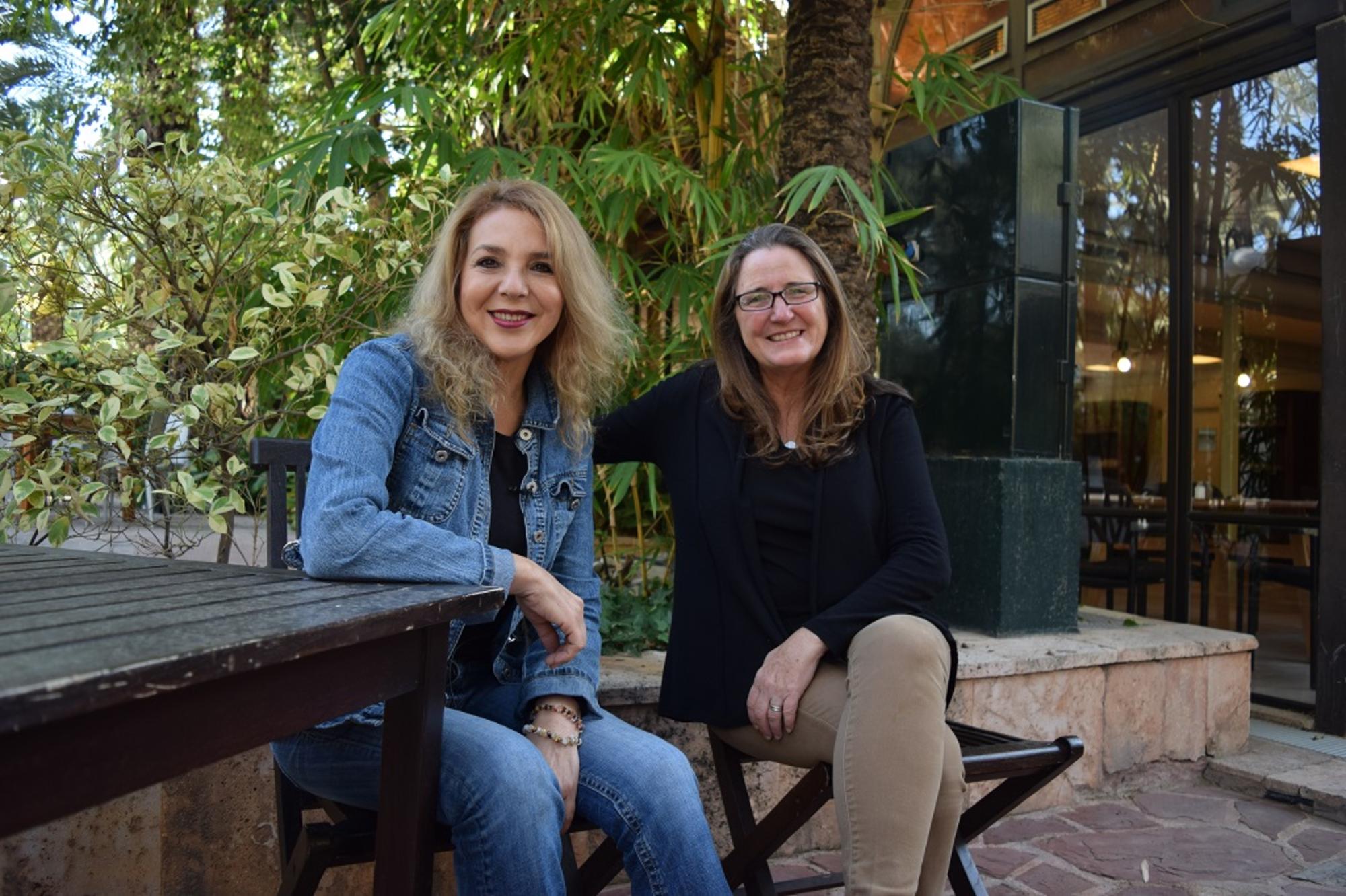 Guadalupe Lizárraga y Chelo Álvarez-Stehle en el hotel Huerto del Cura