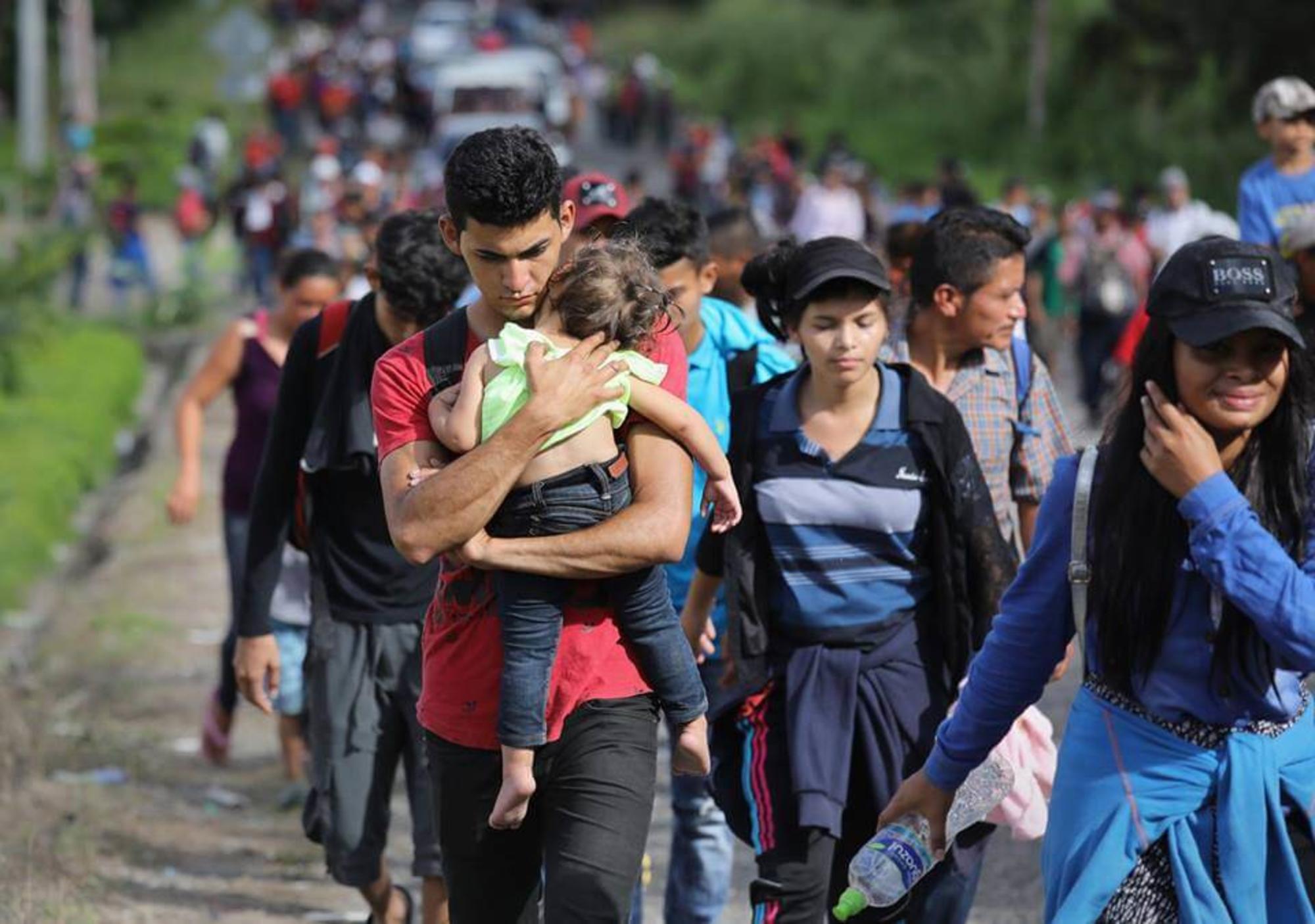 Caravana migrante niña