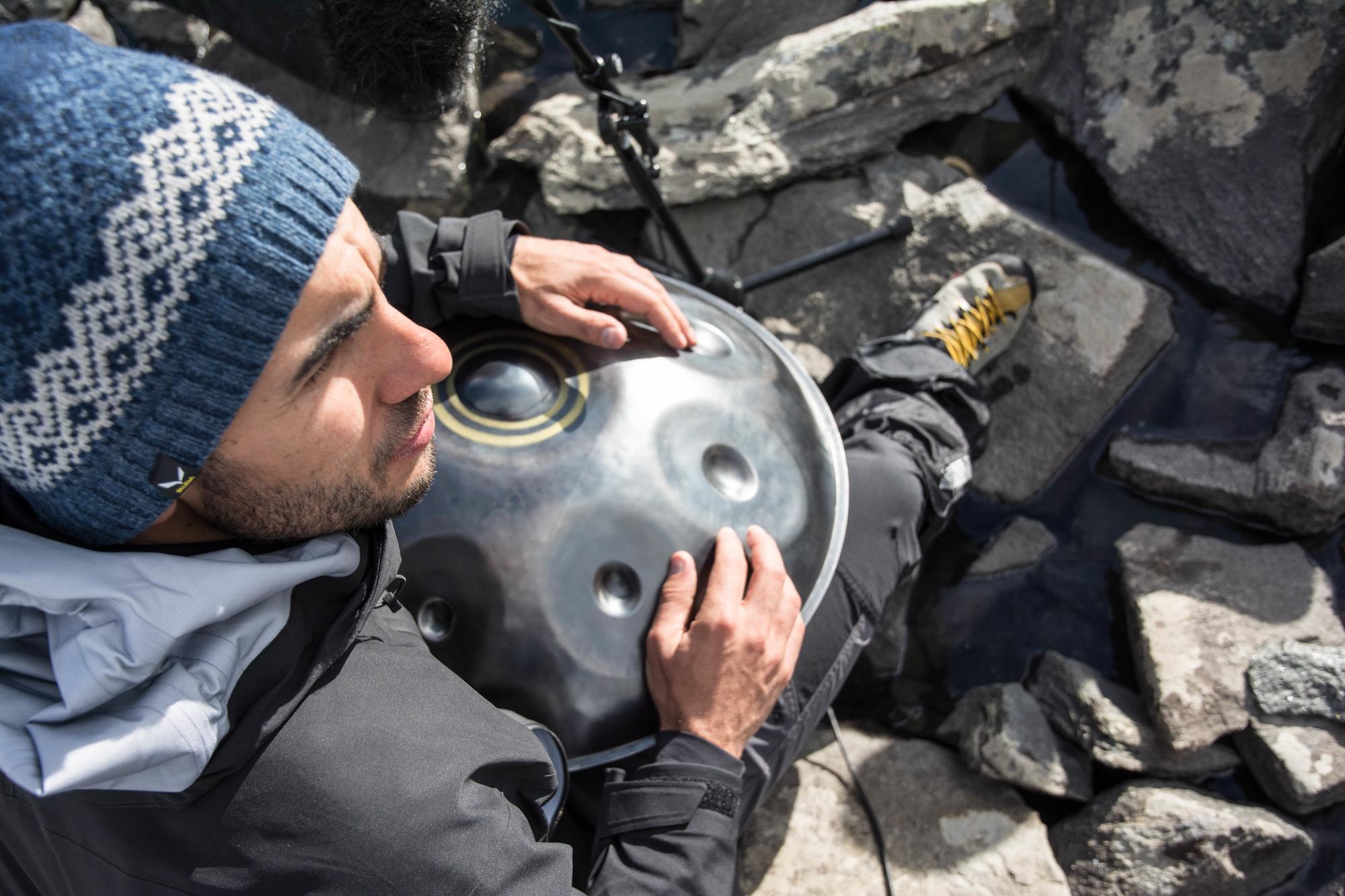 El músico Manu Delago toca el hang en los Alpes