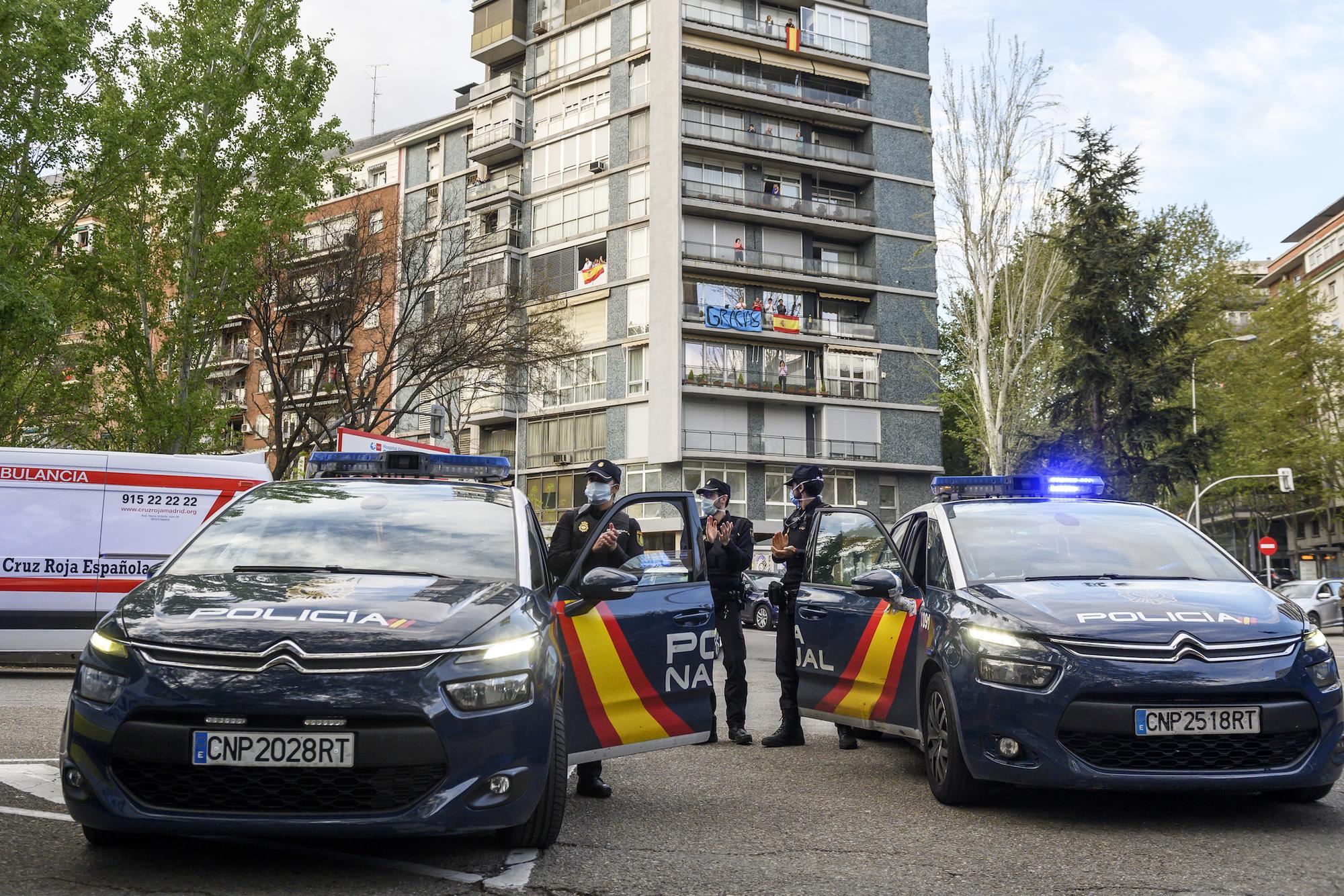 Policía nacional durante los aplausos frente a la Jiménez Díaz