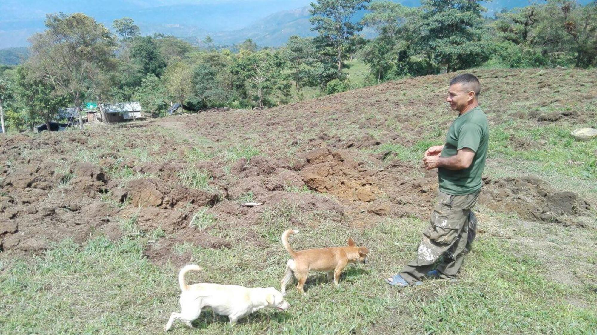 Julio, en el terreno que preparan para el cultivo de aguacate en el Espacio Territorial de Icononzo, Colombia