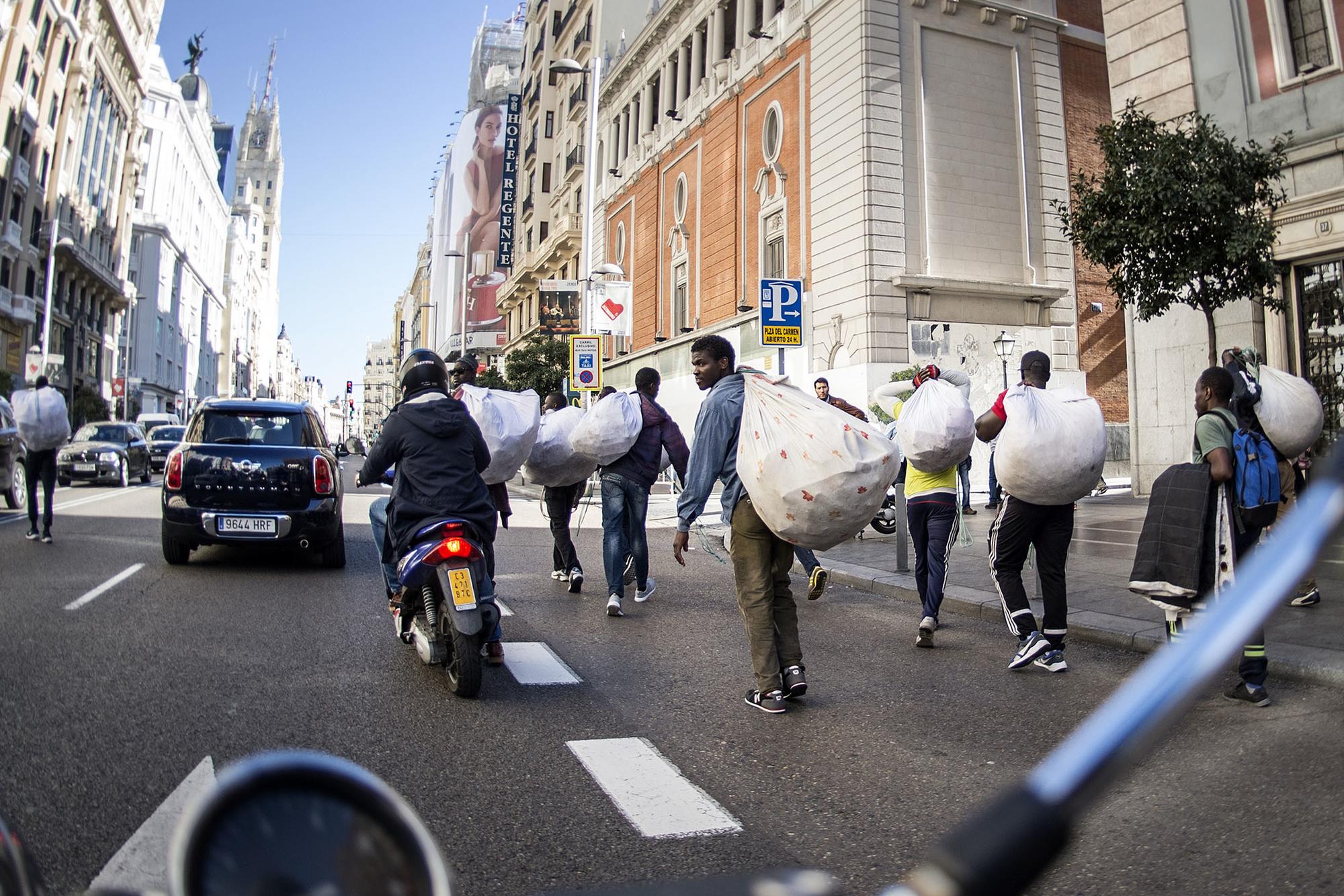 Manteros en la calle Gran Vía