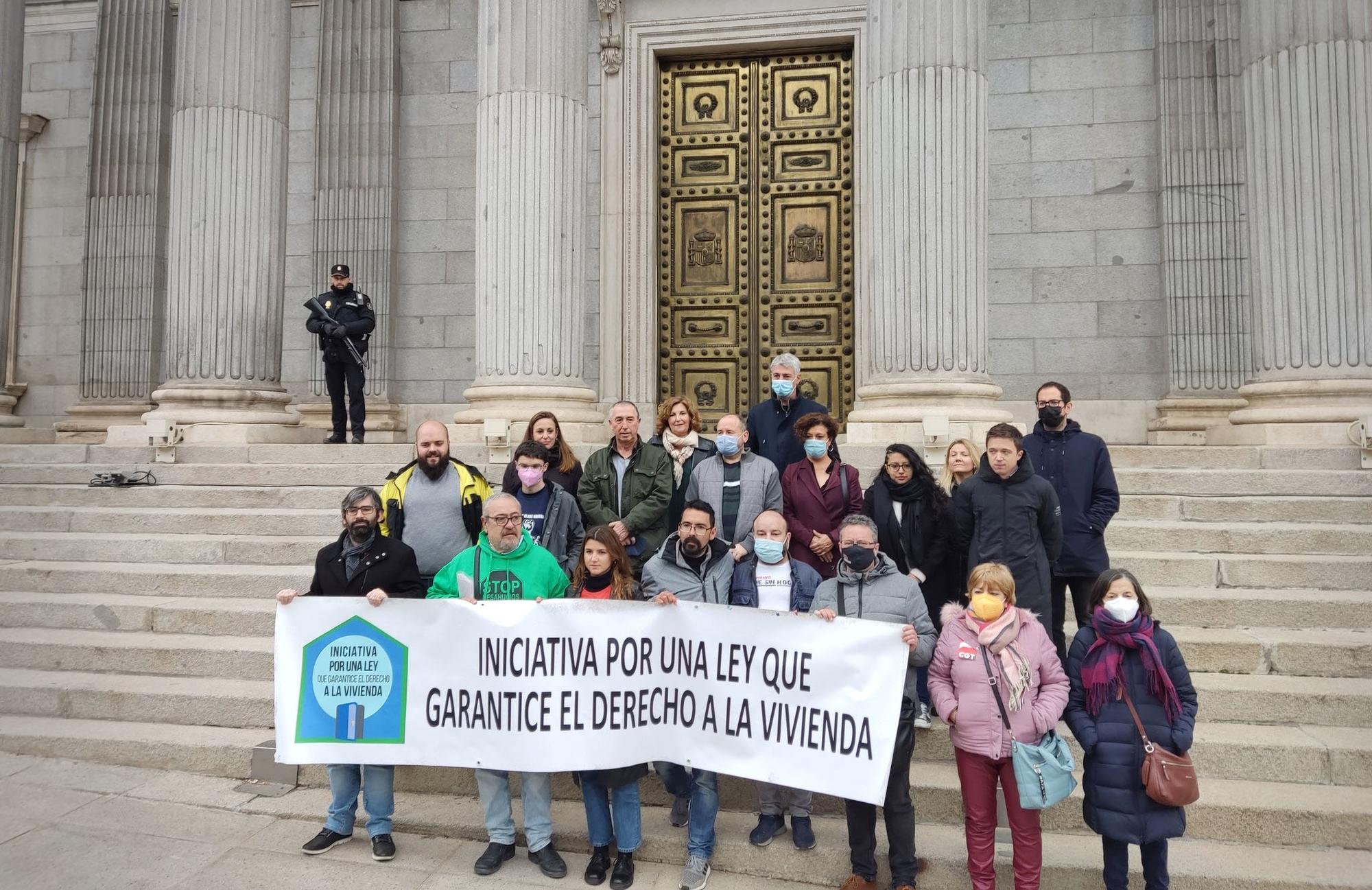 La Iniciativa Ley de Vivienda y representantes de la mayoría de los socios de izquierda del Gobierno en la presentación de las 60 enmiendas a la Ley de Vivienda.
