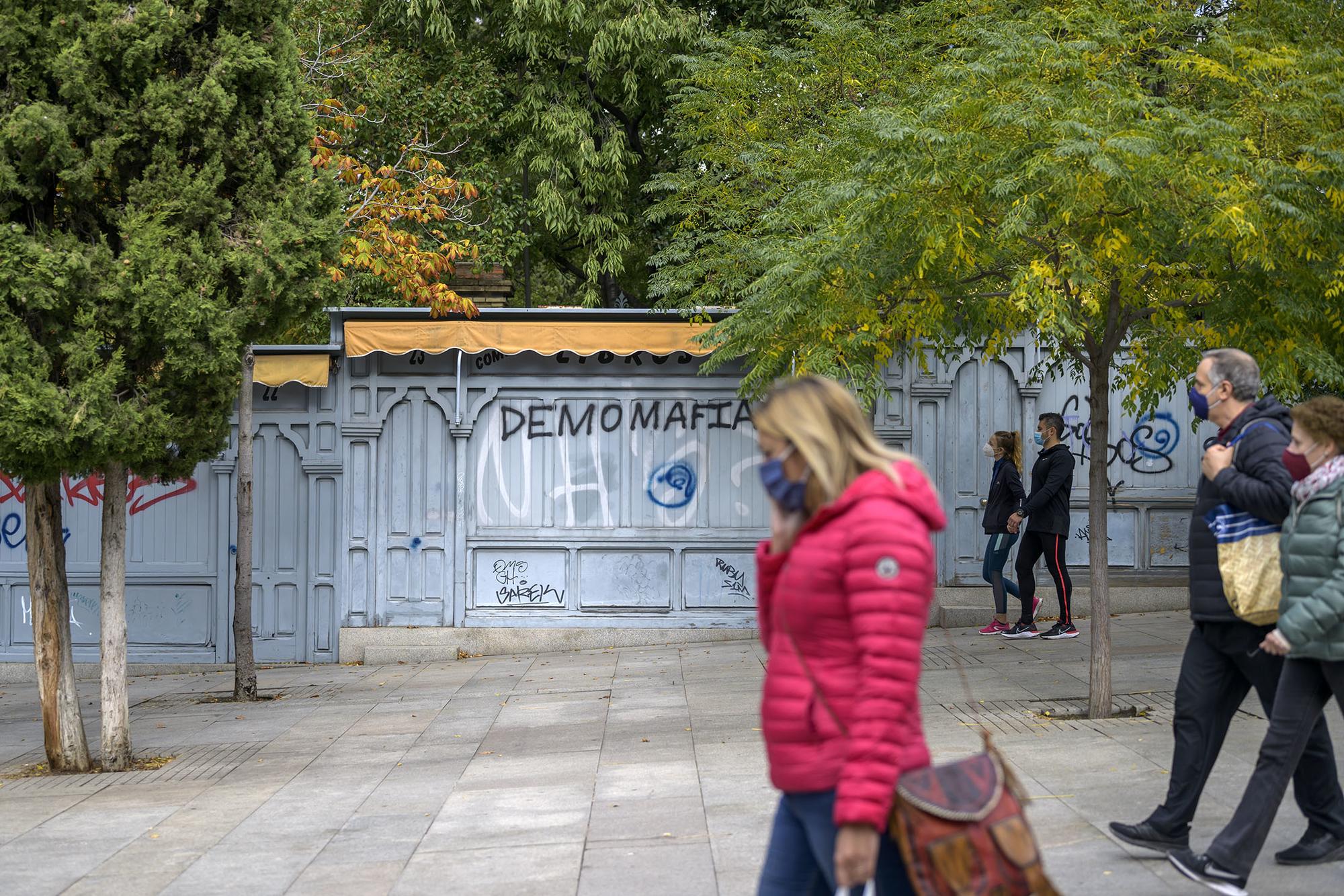 Pintada negacionista en Custa de Moyano demomafia