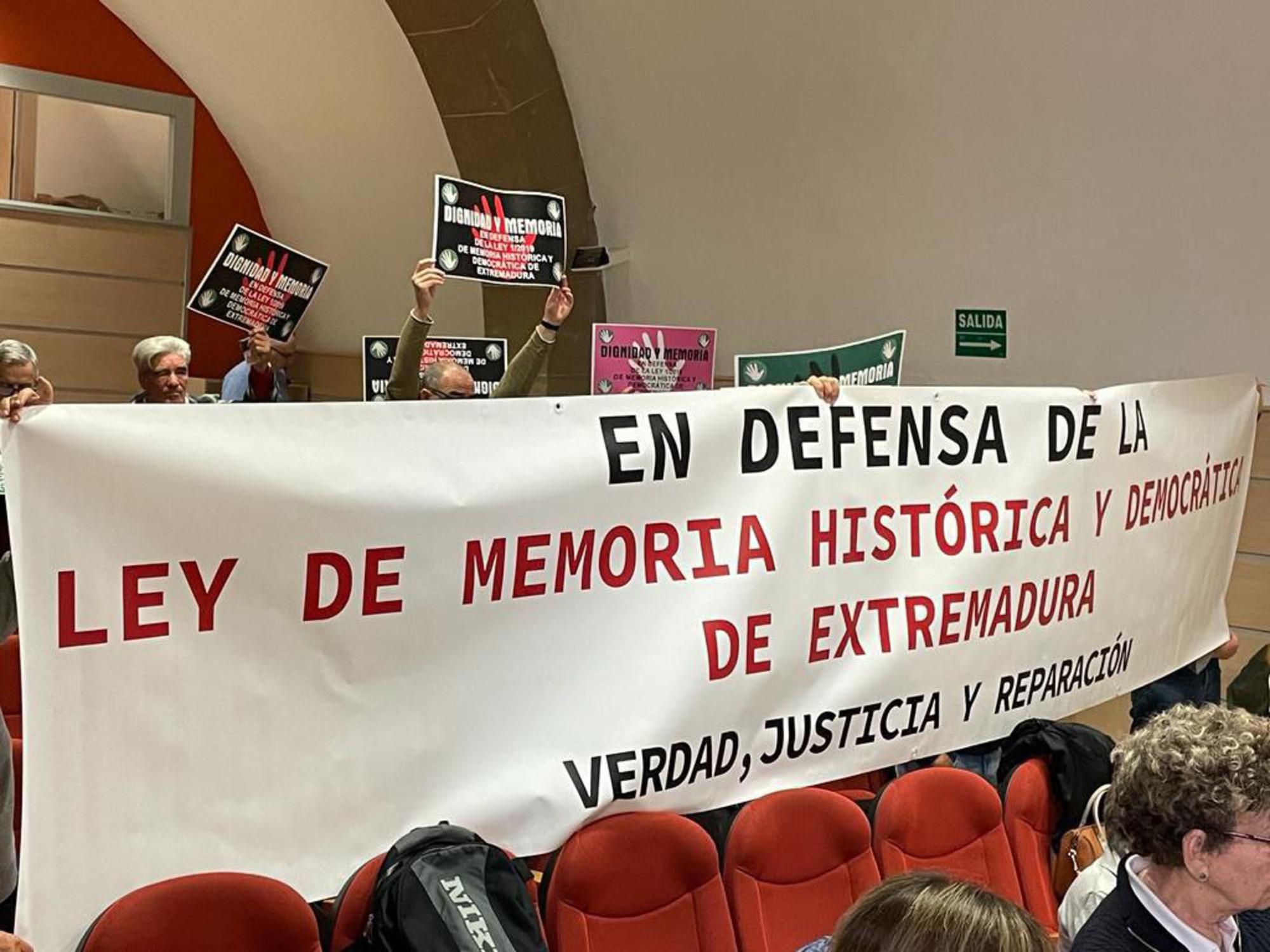 Pancarta dentro memoria histórica Extremadura