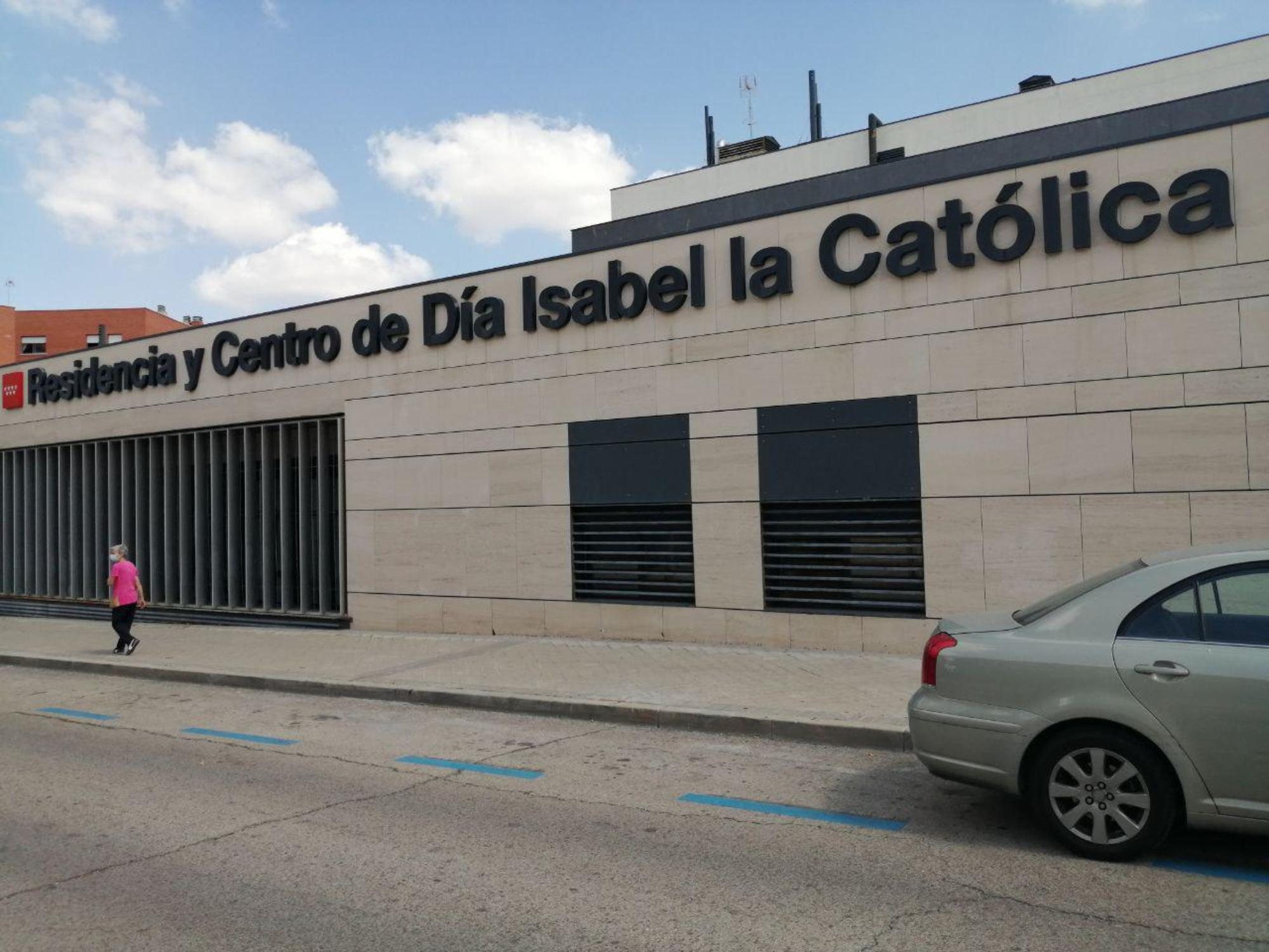 Residencia de mayores isabel la católica frontal con persona