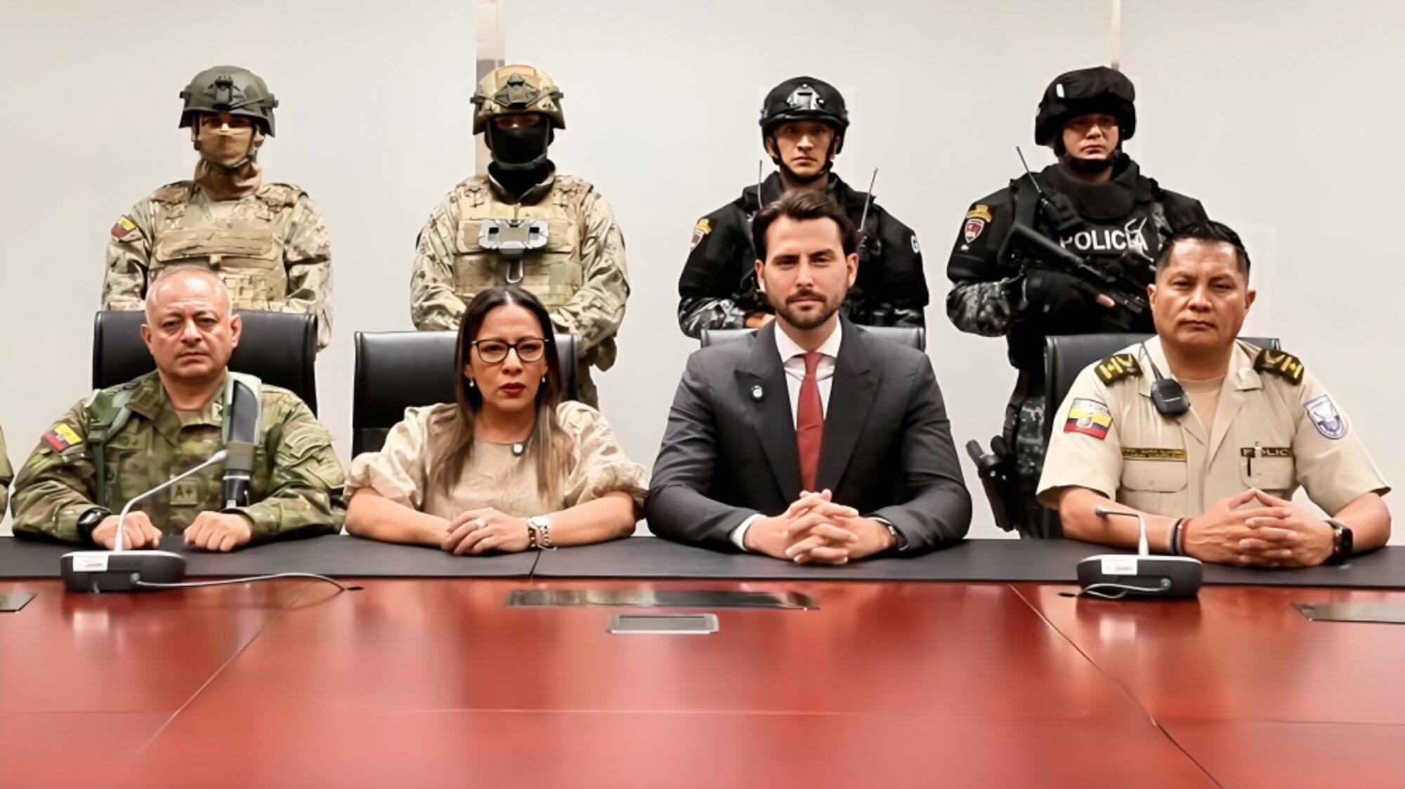 La ministra de Gobierno, Zaida Rovira, y el presidente de la Asamblea Nacional, Niels Olsen, escoltados por el “Bloque de Seguridad”. / Ministerio de Gobierno de Ecuador