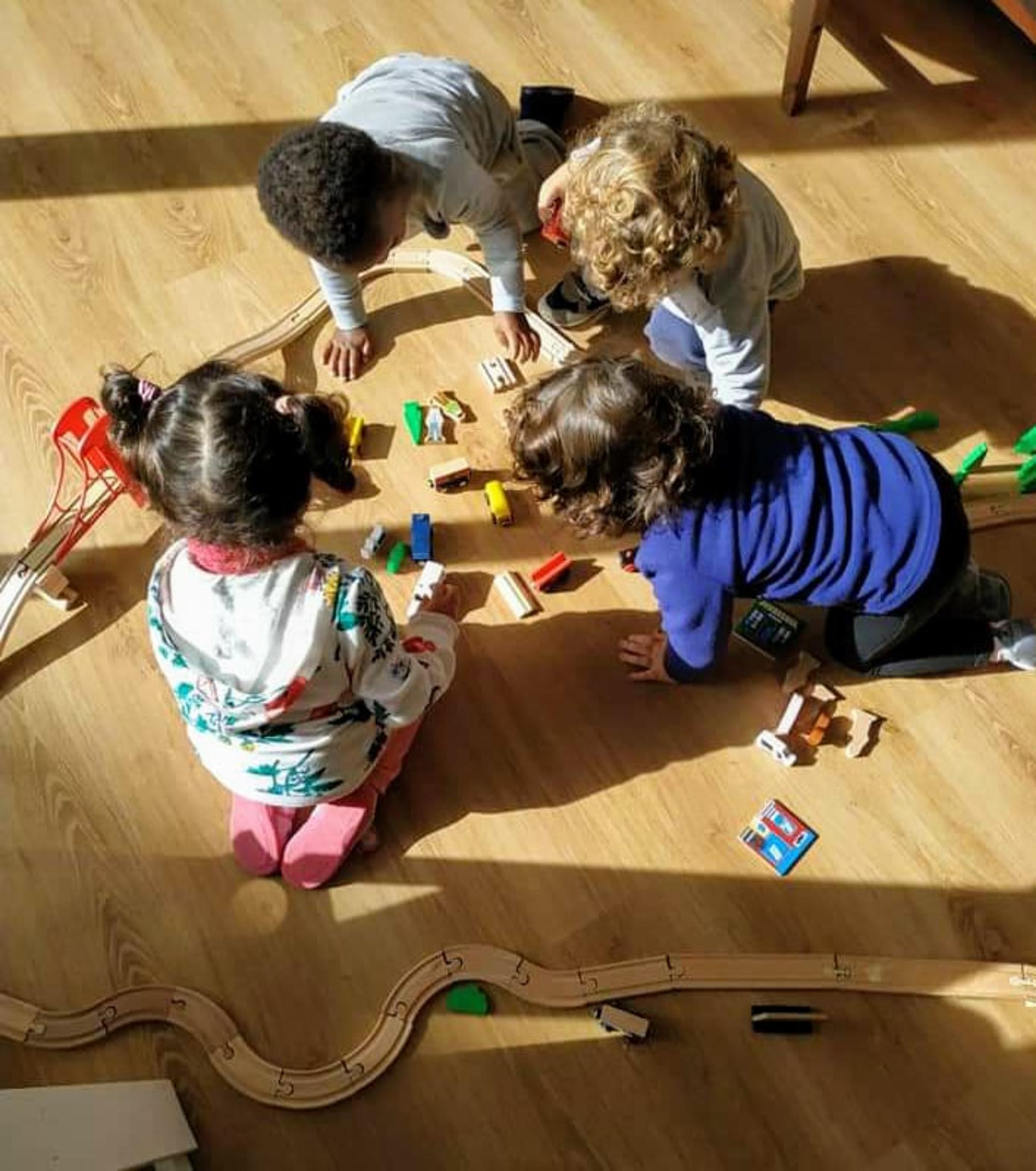 Niños jugando en el espacio Los Pollitos