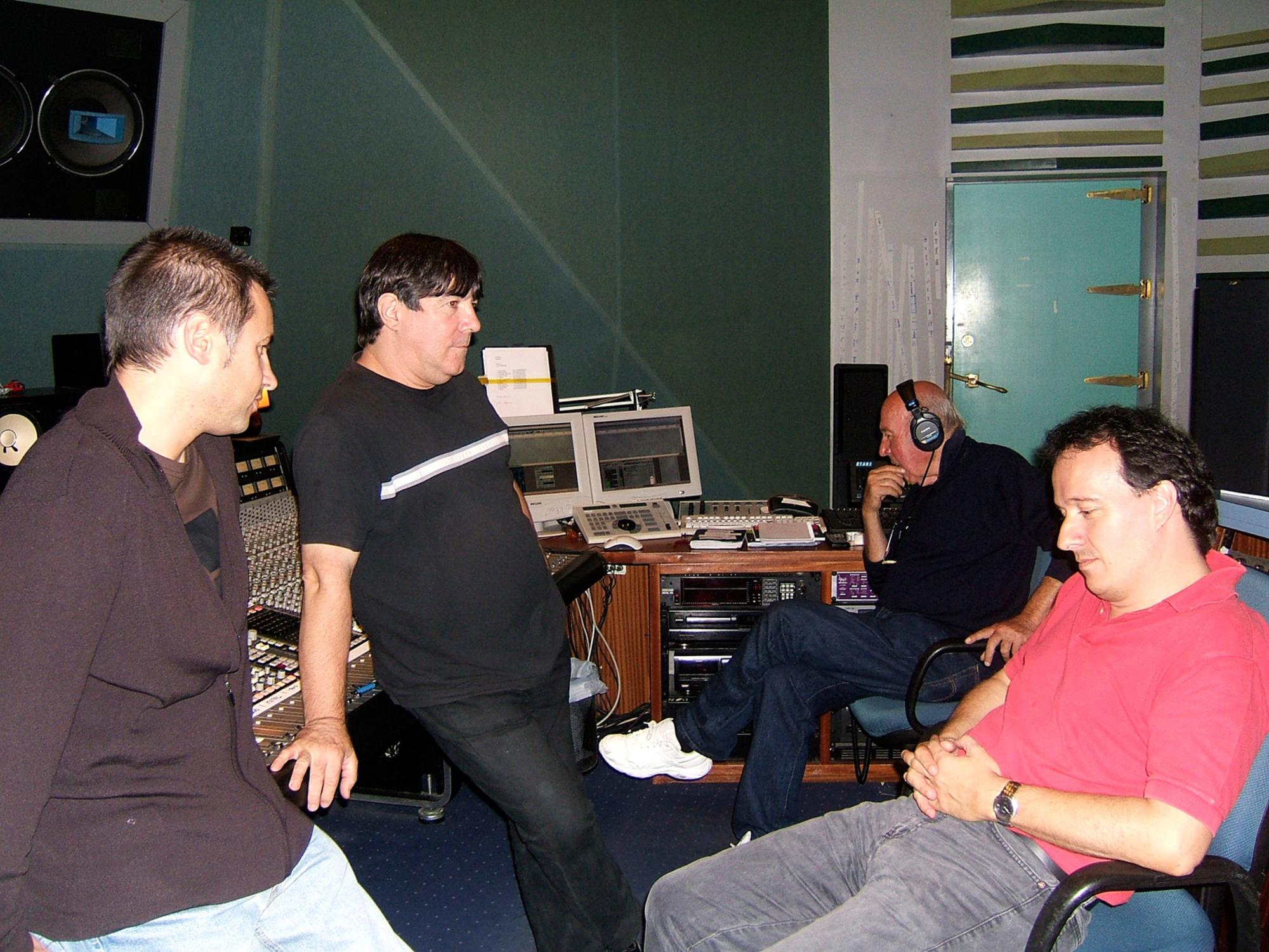 Mikel Laboa, con auriculares, durante la grabación de su último disco, 'Xoriek'