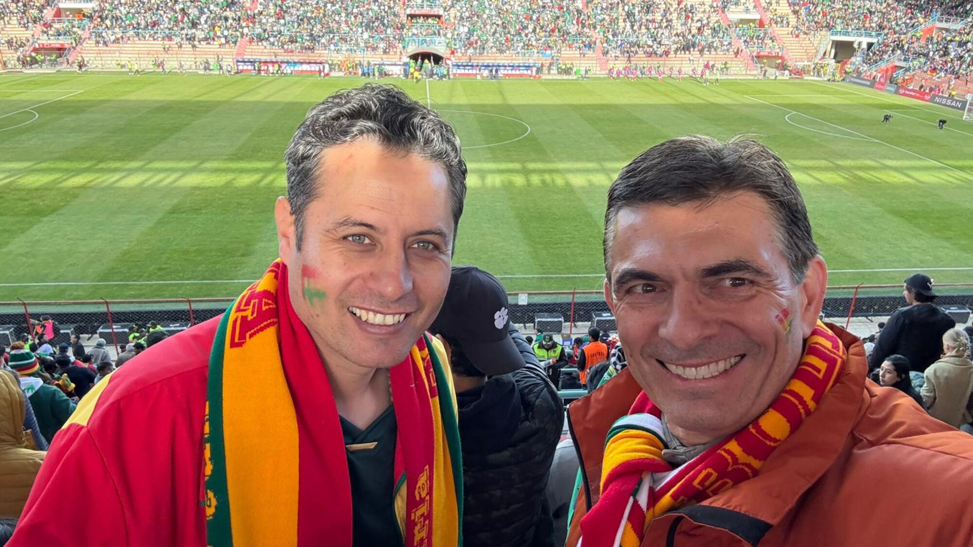 Edman Lara (izq) y Rodrigo Paz (dcha), vicepresidente y presidente electos, en un partido de Bolivia contra Chile en un estadio de la la ciudad de El Alto.