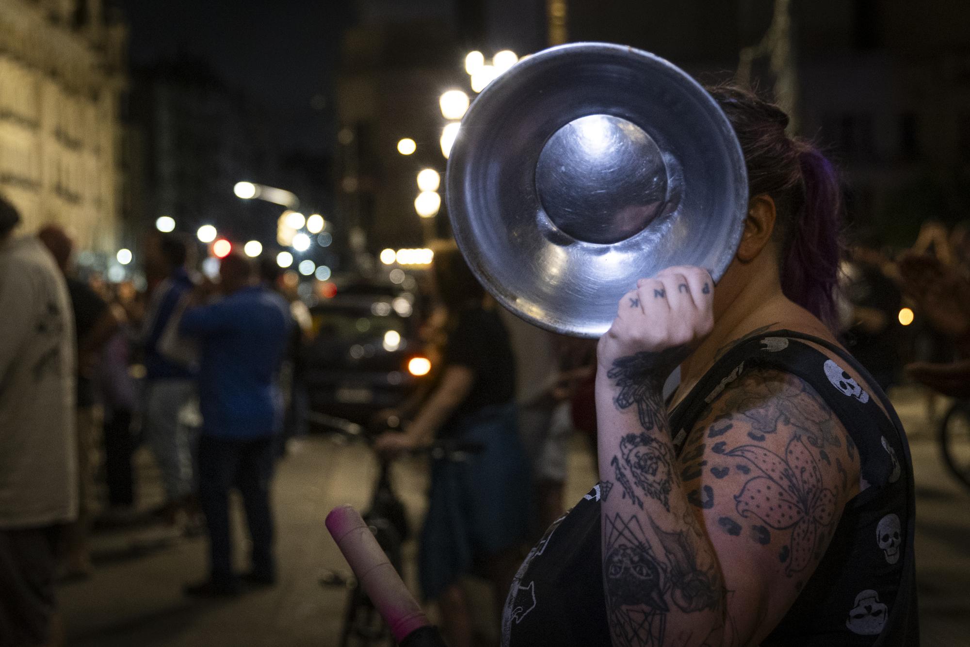 Cacerolazo para protestar contra el Decreto de Necesidad y Urgencia (DNU) anunciado por el presidente Javier Milei. - 24