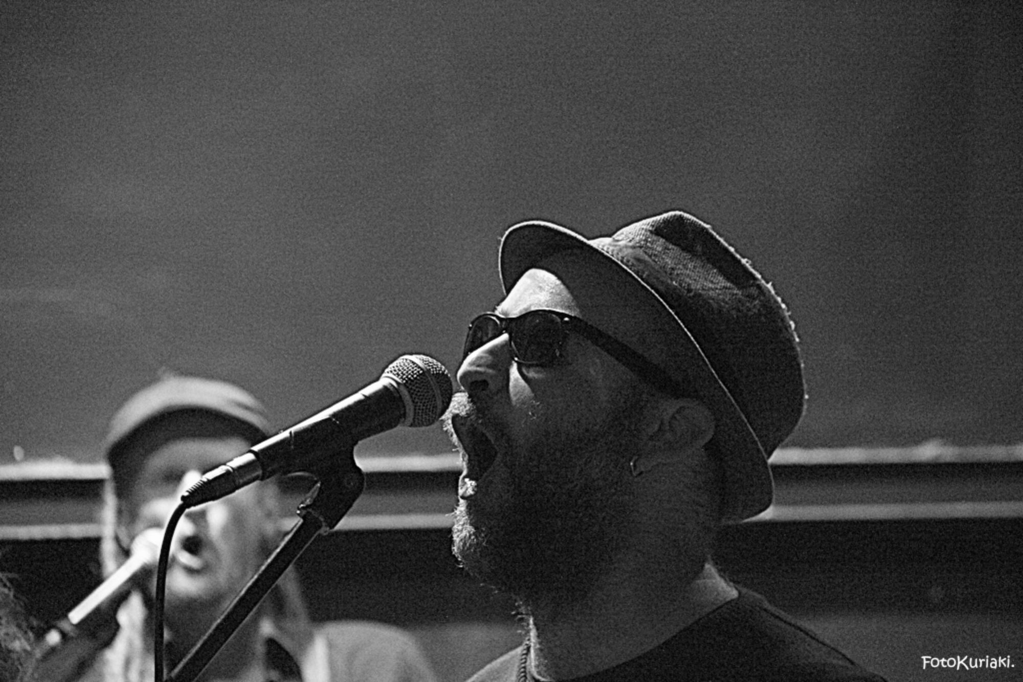 Eugeni Serra durante la presentación del primer disco de El Indigente Cognitivo. Foto de Iziar Kuriaki.