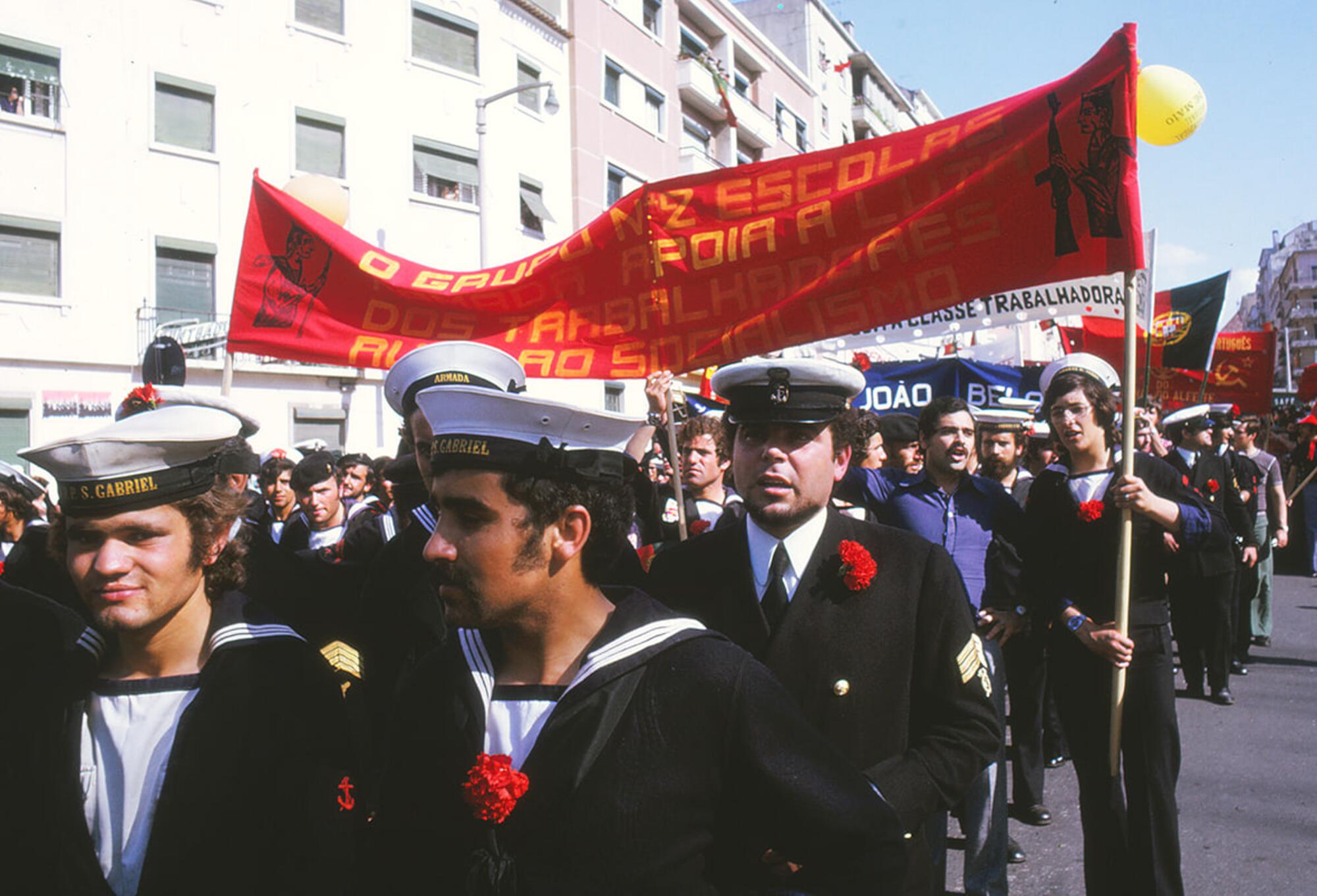 Marinería revolucionaria en Lisboa el 1º mayo de 1975.