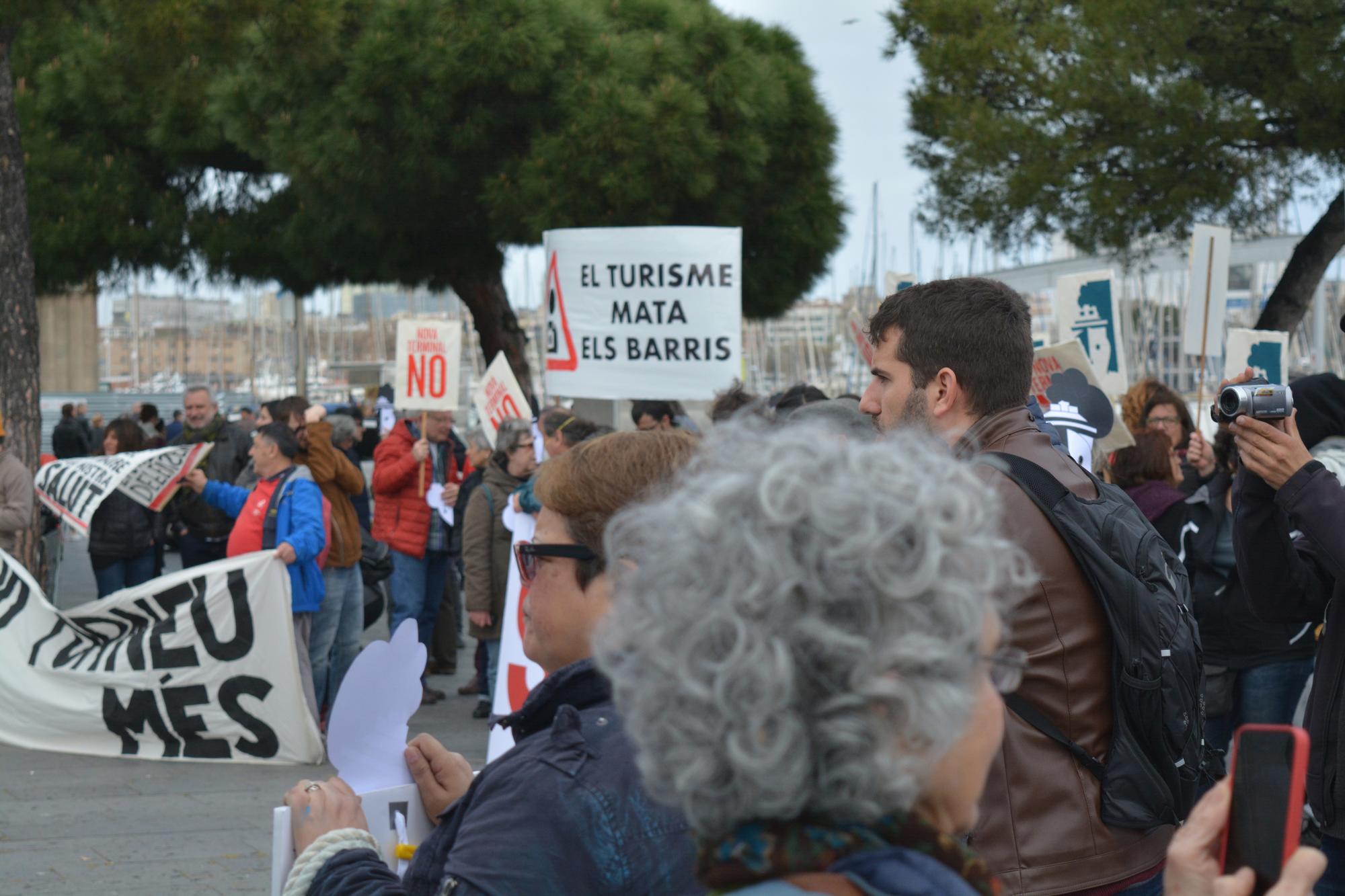 Protestas en Barcelona contra el modelo de turismo que ejemplifica el crucero Symphony of the Seas
