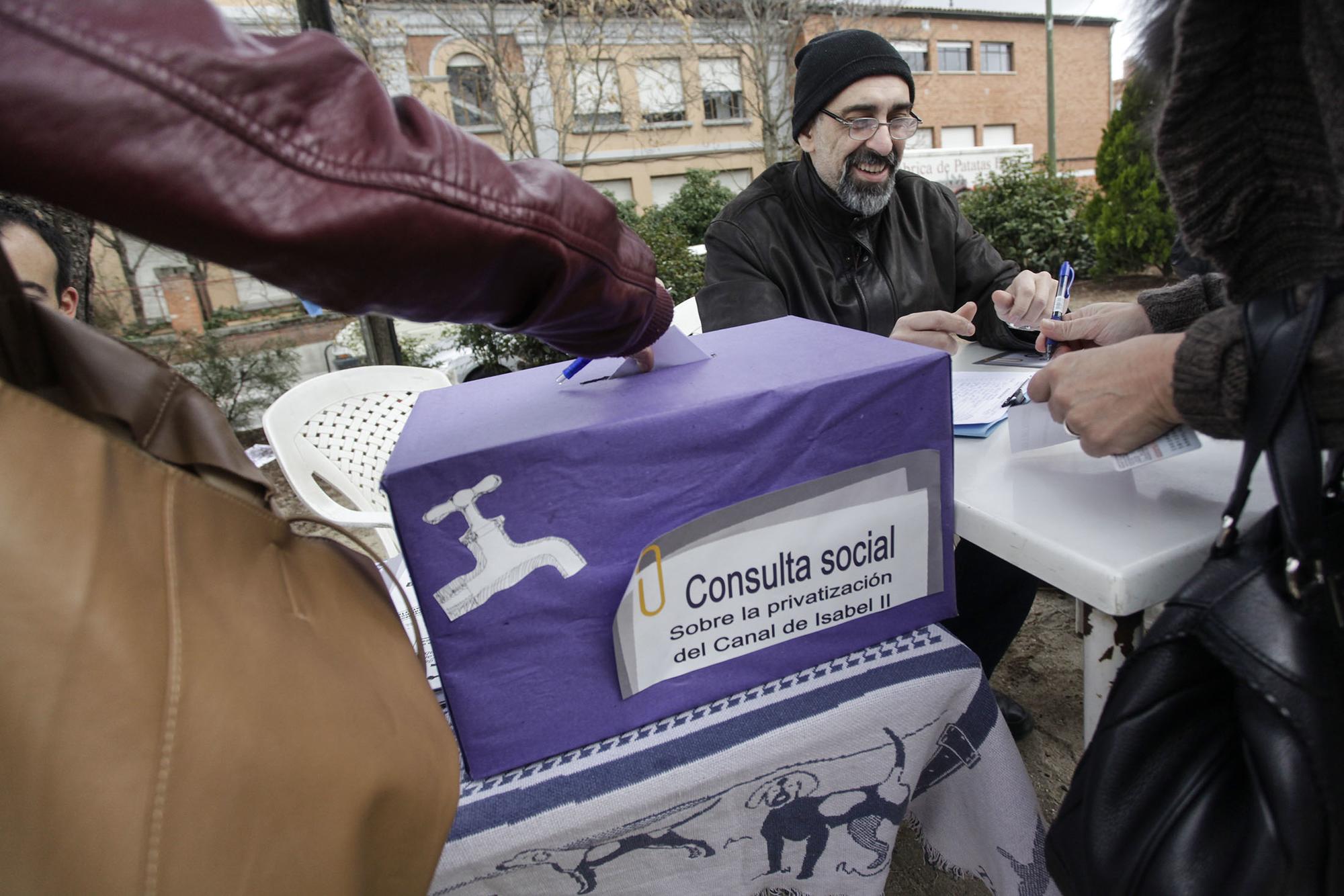 Marzo de 2012. Consulta popular en Madrid contra la privatización del Canal de Isabel II.