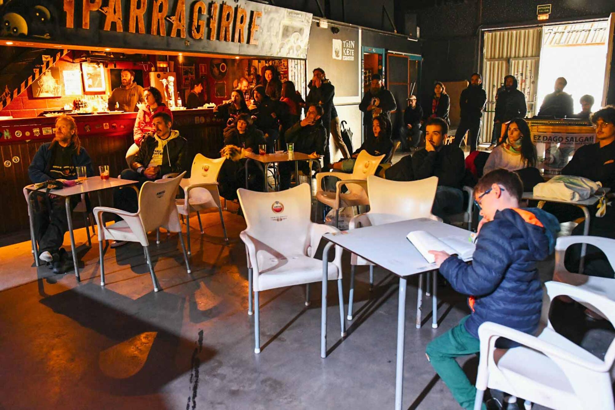 Público de Lekuek Festibala durante la presentación del libro ‘Microfestivales’ de Nando Cruz en Iparragirre