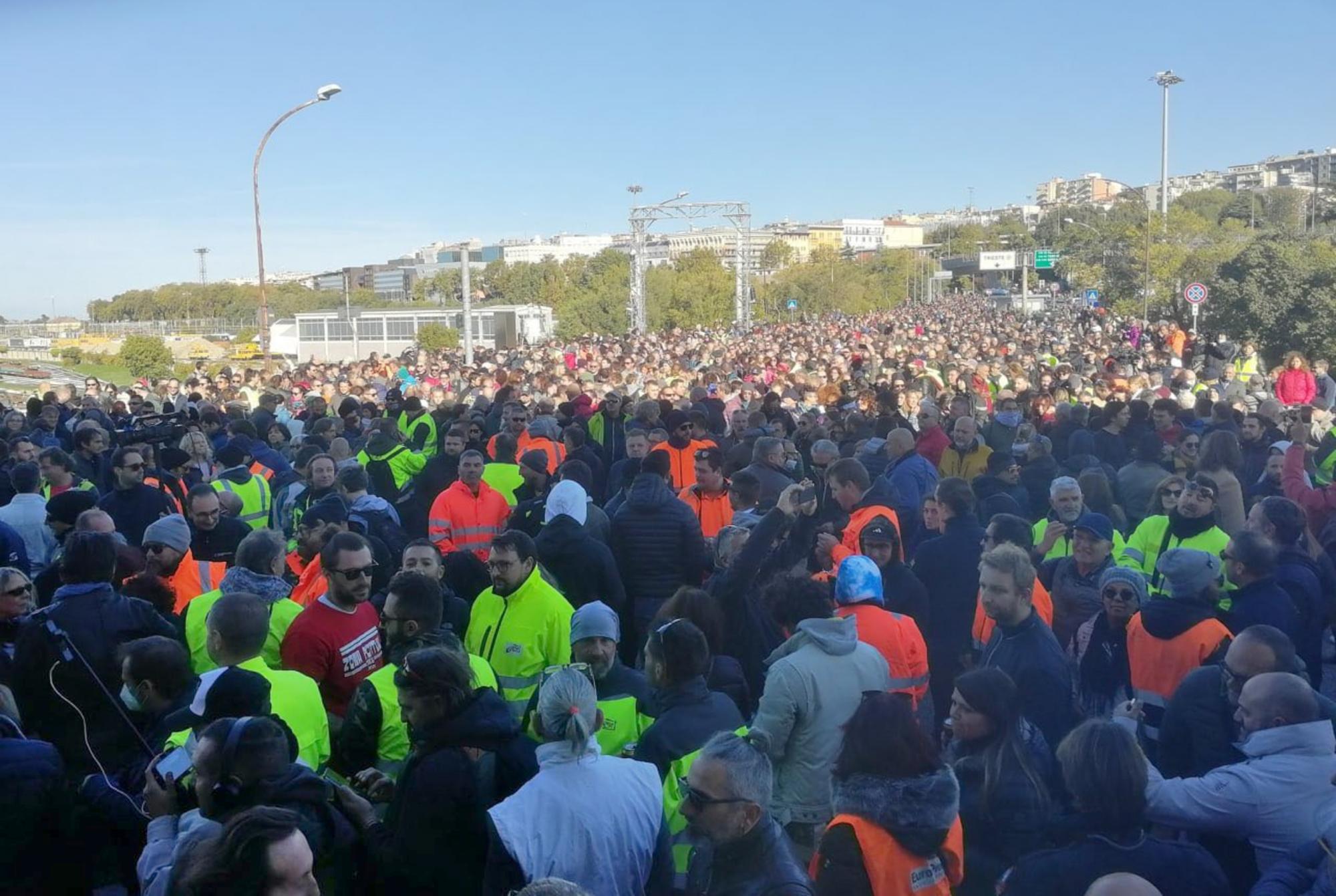 Movilización en Trieste, Italia, contra la obligatoriedad del ‘green pass’ o pasaporte sanitario.