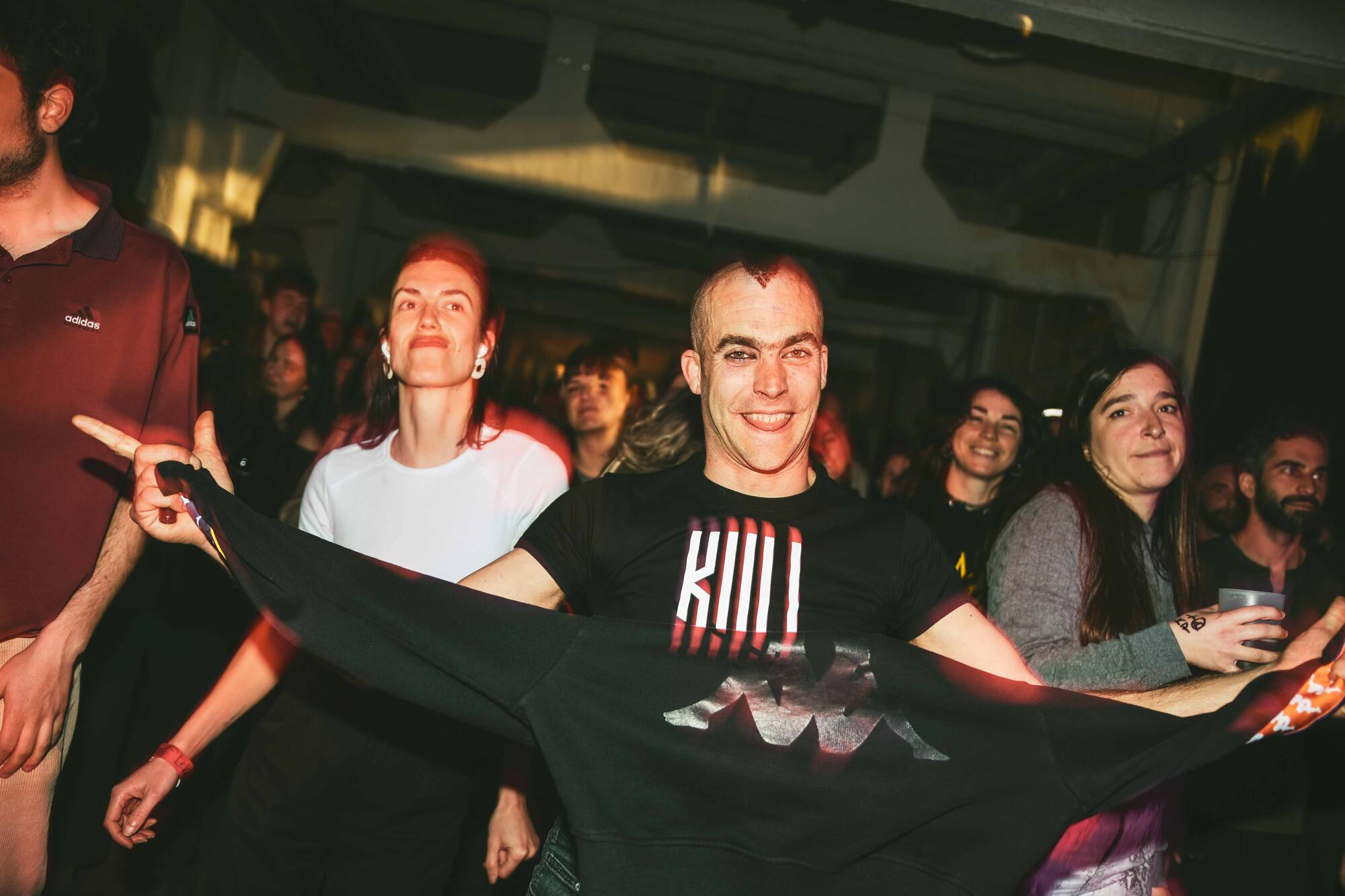 Público entregado de Gernikako Lekuek Festibala en la fábrica de armas resignificada Astra 