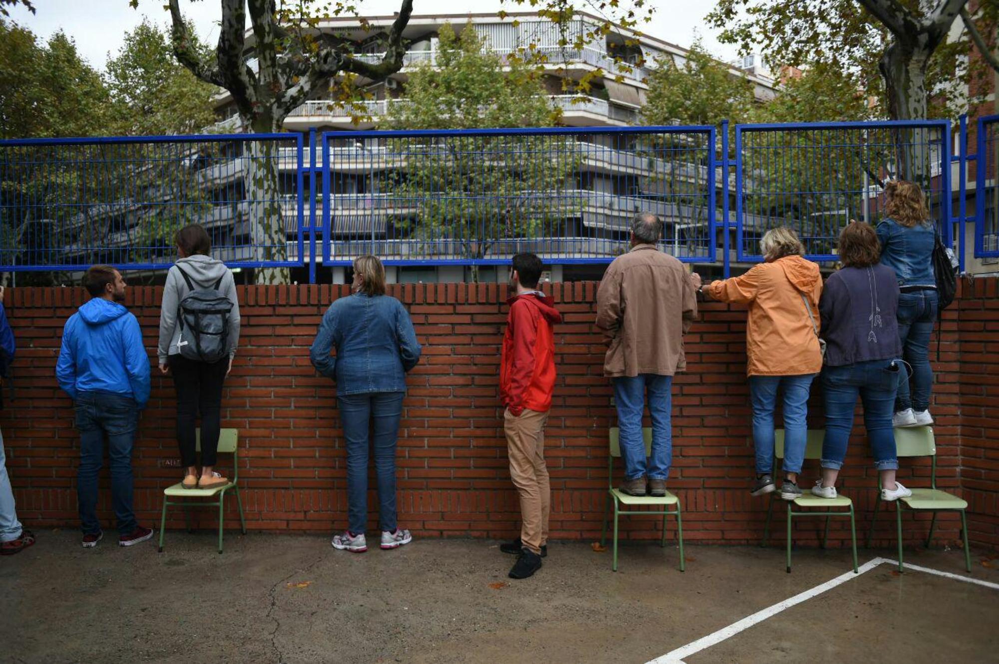 Esperando a la policía en un colegio electoral en Barcelona
