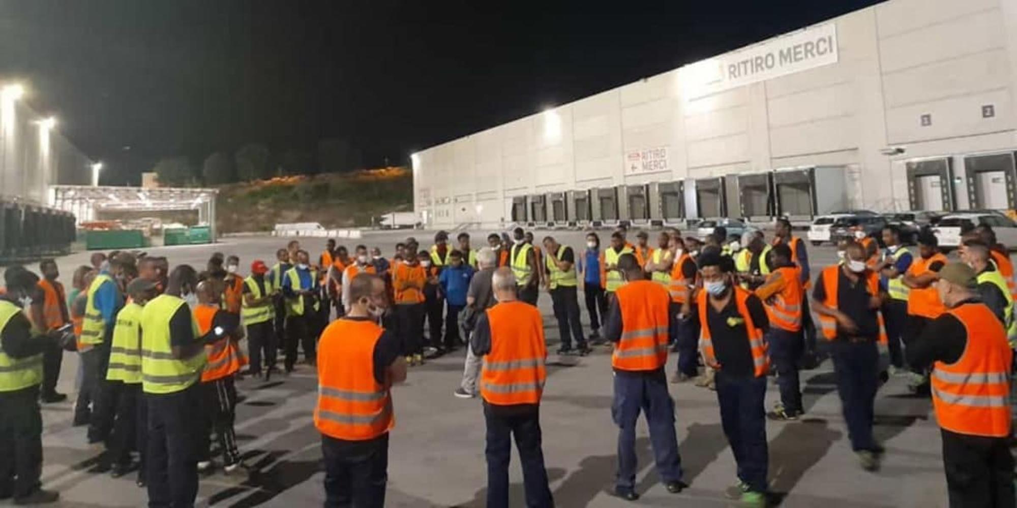 Reunión de trabajadores en huelga en un hub logístico a las afueras de Milán
