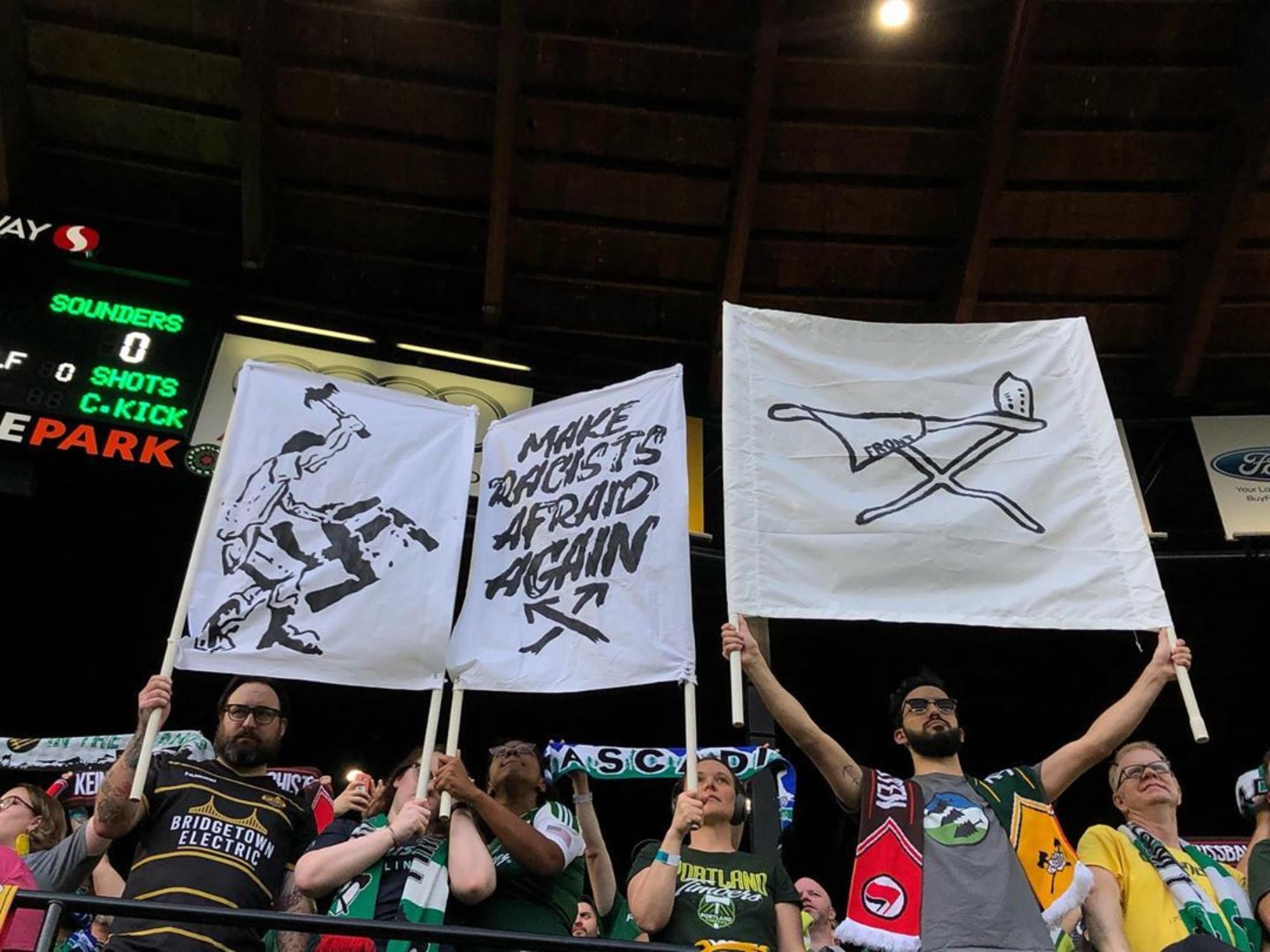  Emblemas de los Timbers y políticos se mezclan sin incidentes en la grada de Providence