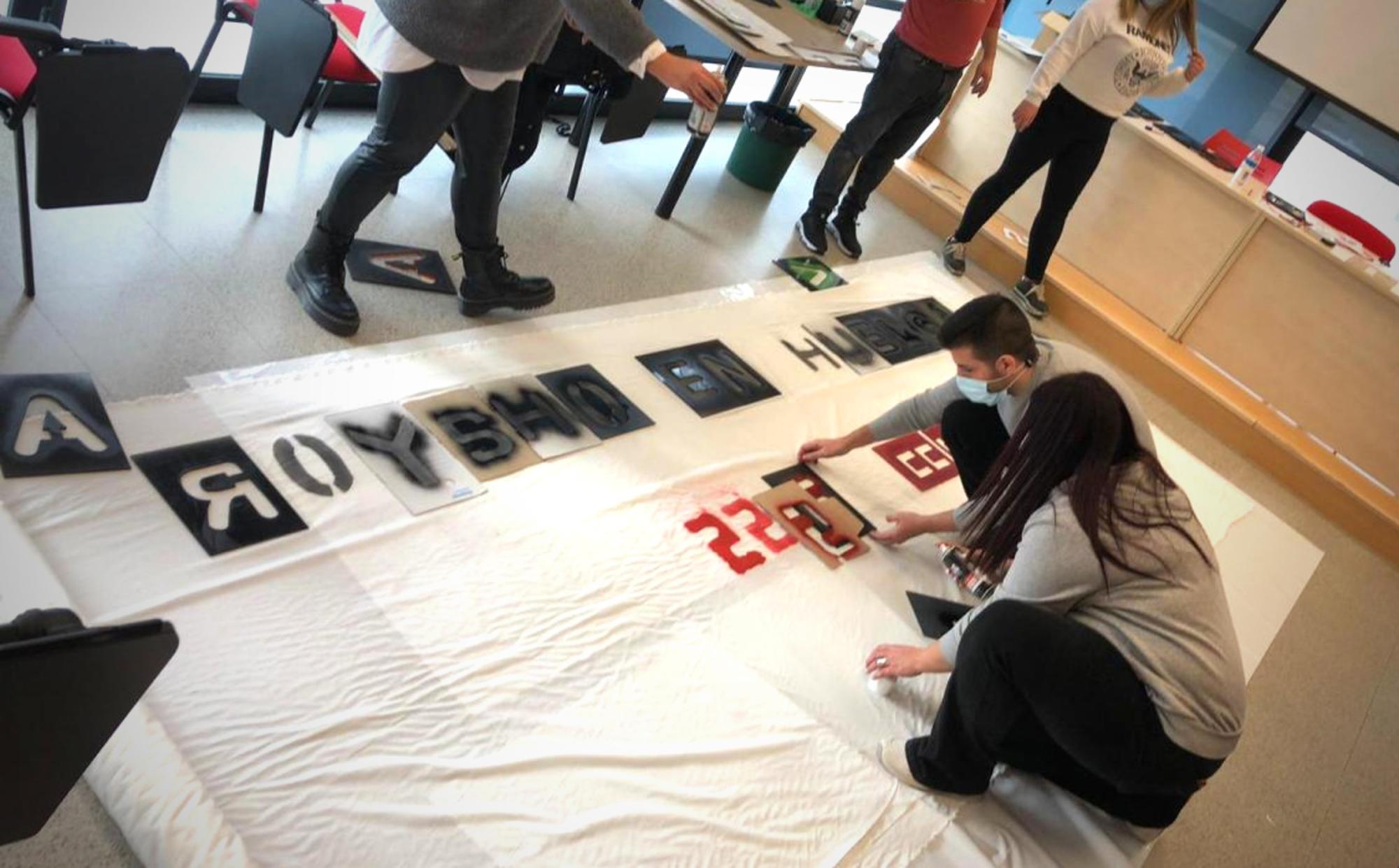 Trabajadores de Oysho preparan la pancarta para la huelga del 22 de febrero.