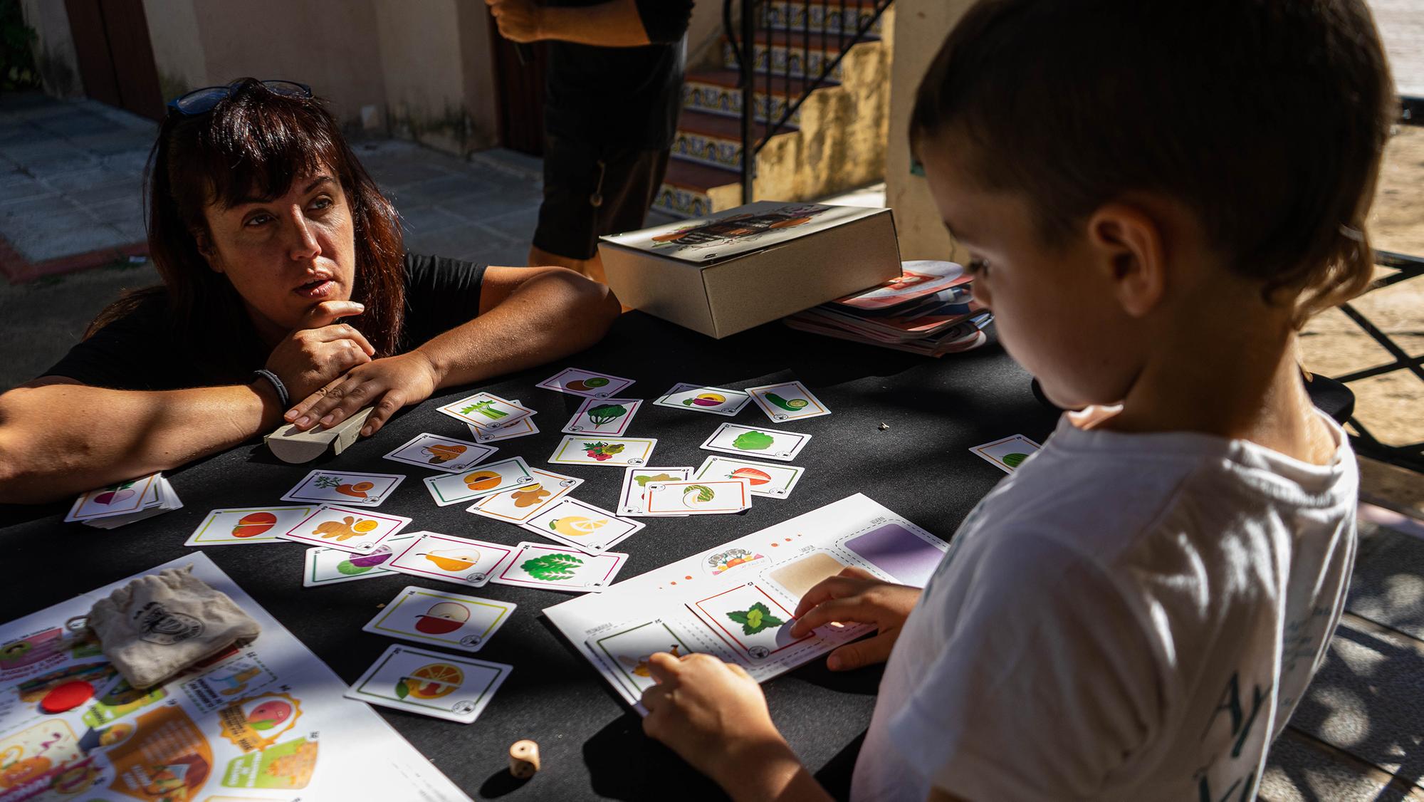 Juego del taller de concienciación medioambiental durante la jornada reivindicativa Menjadors sostenibles, territoris possibles en Navajas Alt Palància