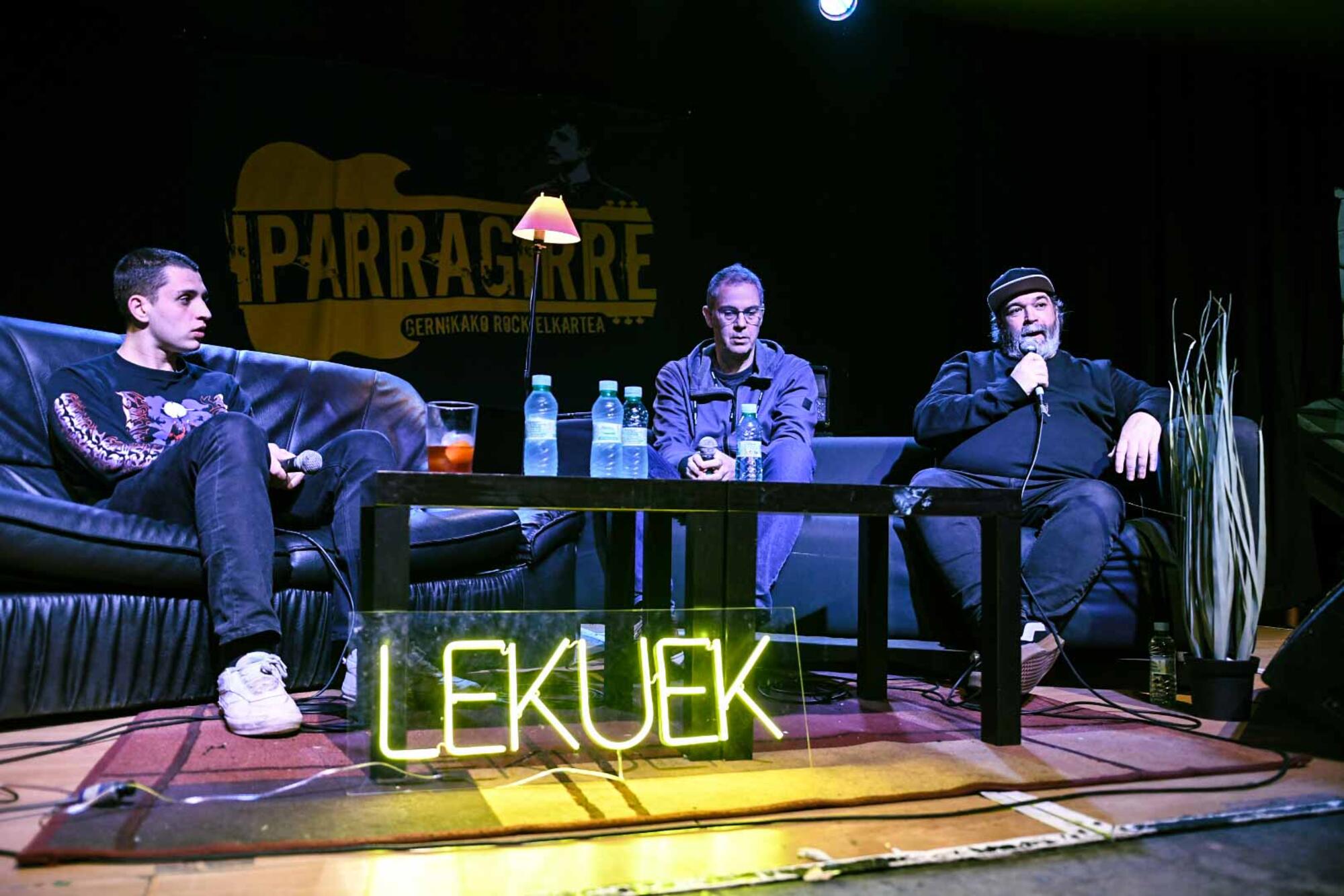 Nando Cruz y Koldo Otamendi (Musika Zuzenean) durante la presentación del libro ‘Microfestivales’ en Iparragirre