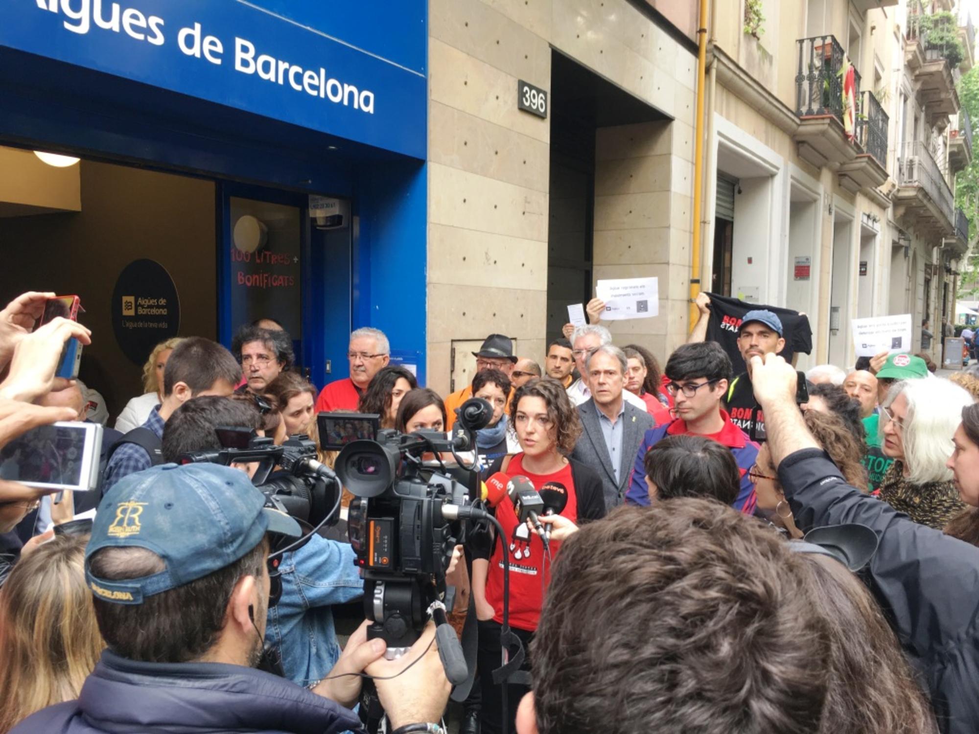 Rueda de prensa de la APE ante las oficina de AGBAR