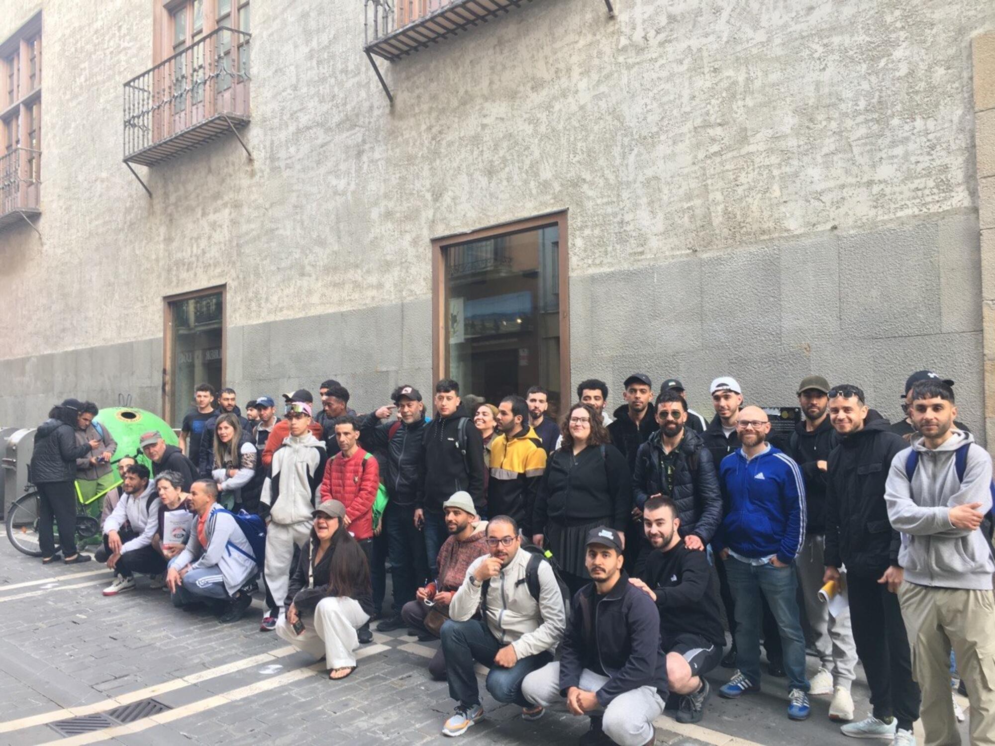 Miembros del colectivo "Negu Gorriak/Derecho a Techo" frente a las oficinas del Padrón de Iruñea