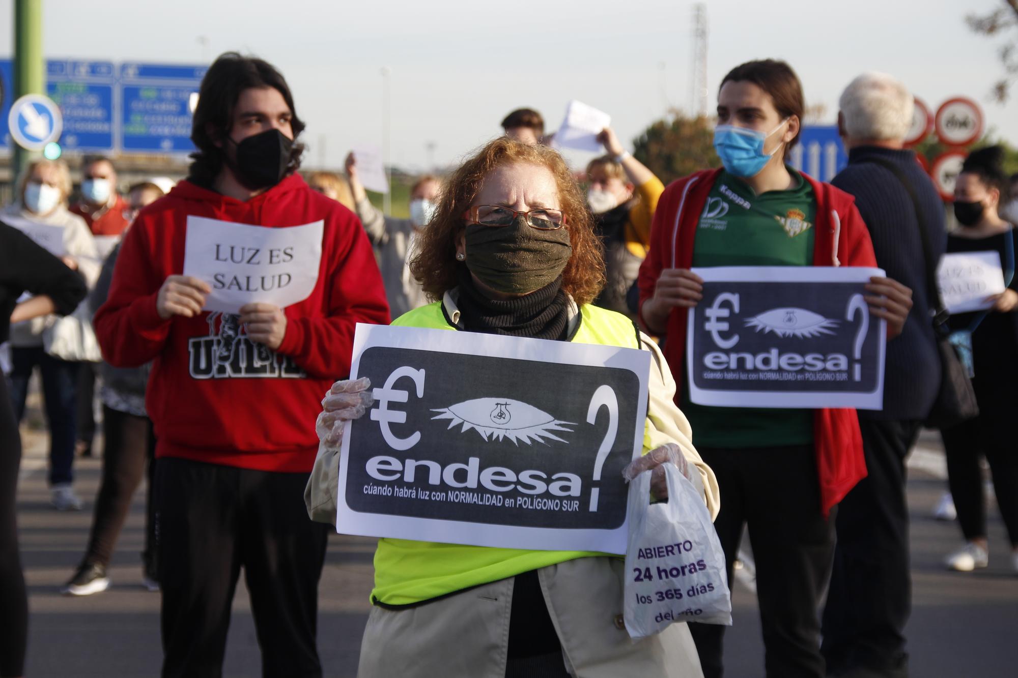 Manifestante en concentración contra los cortes de Luz en Polígono Sur 