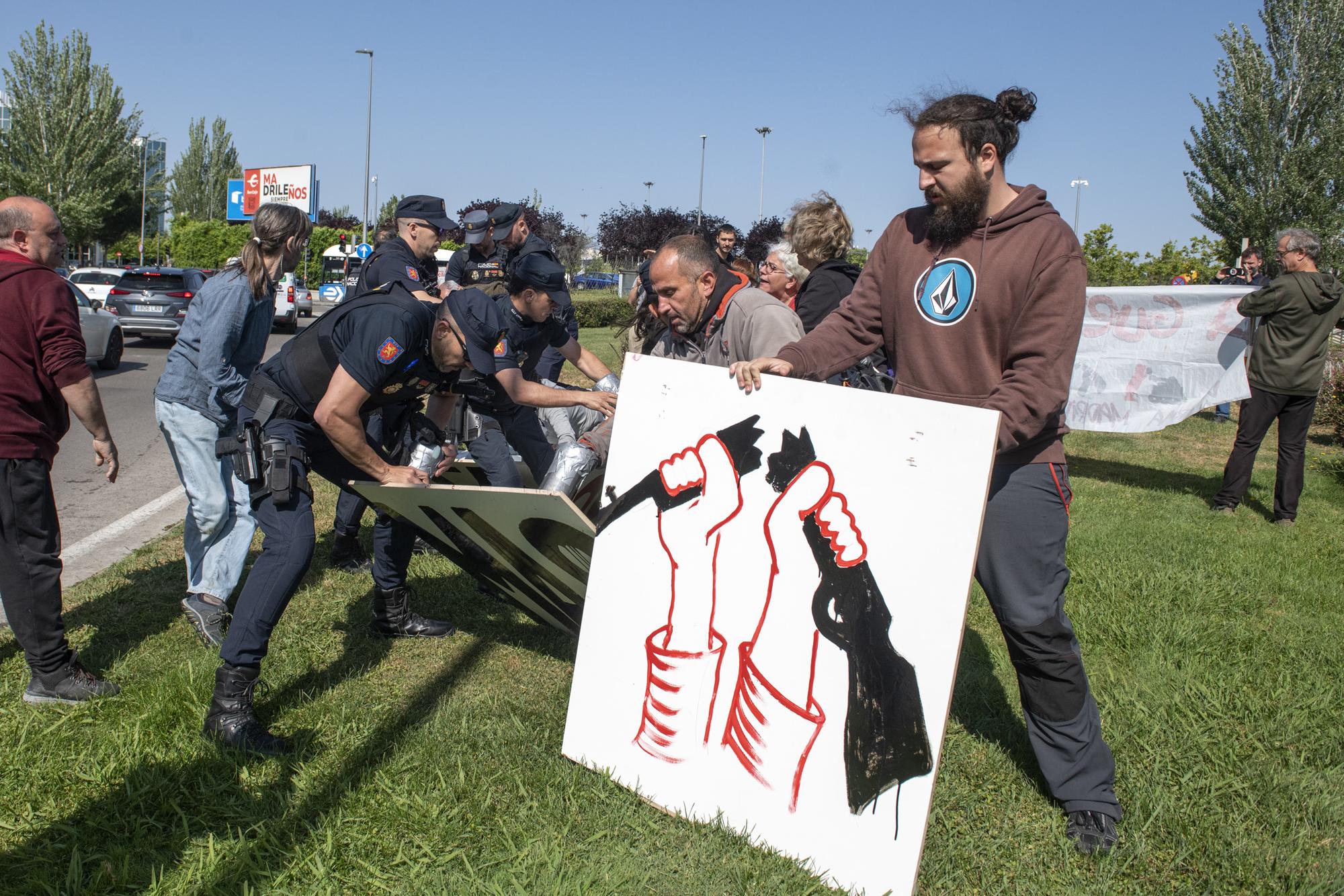 Protesta contra la celebración de la feria de armas de Madrid - 15